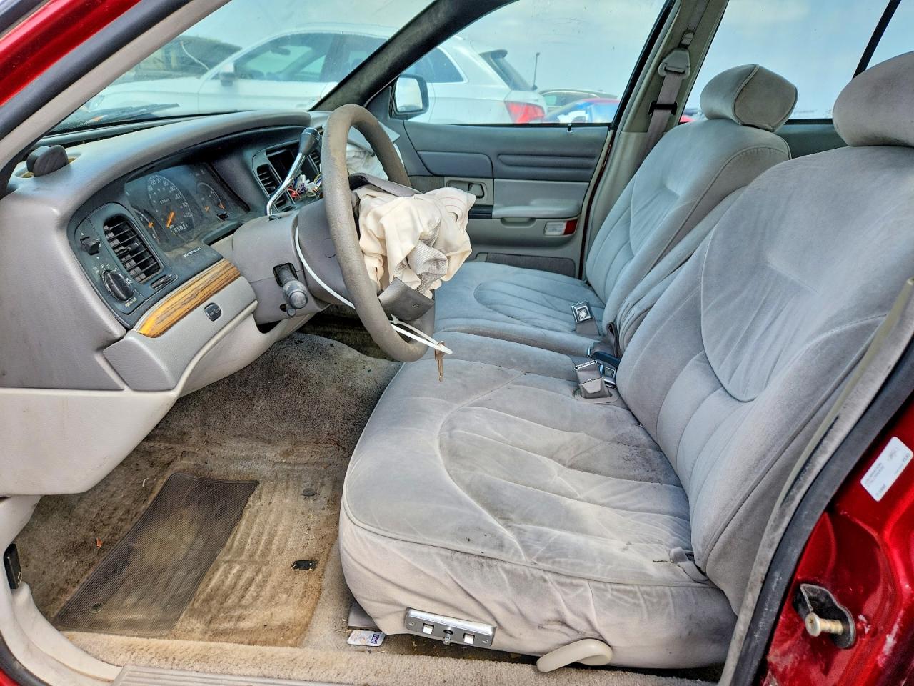 1997 Ford Crown Victoria Burgundy vin: 2FALP73W9VX113655