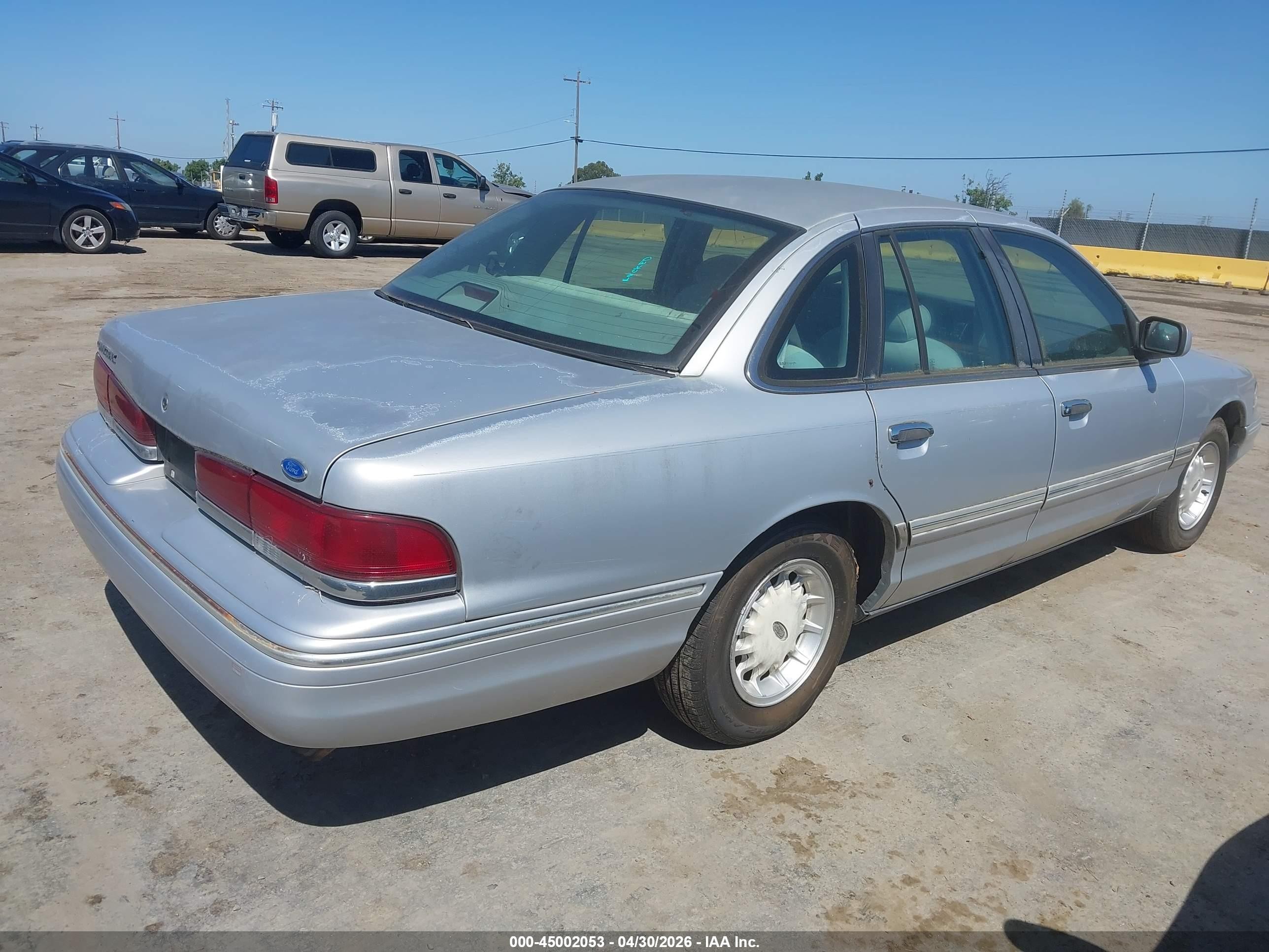 1997 Ford Crown Victoria Lx Серебряный vin: 2FALP74W0VX163276