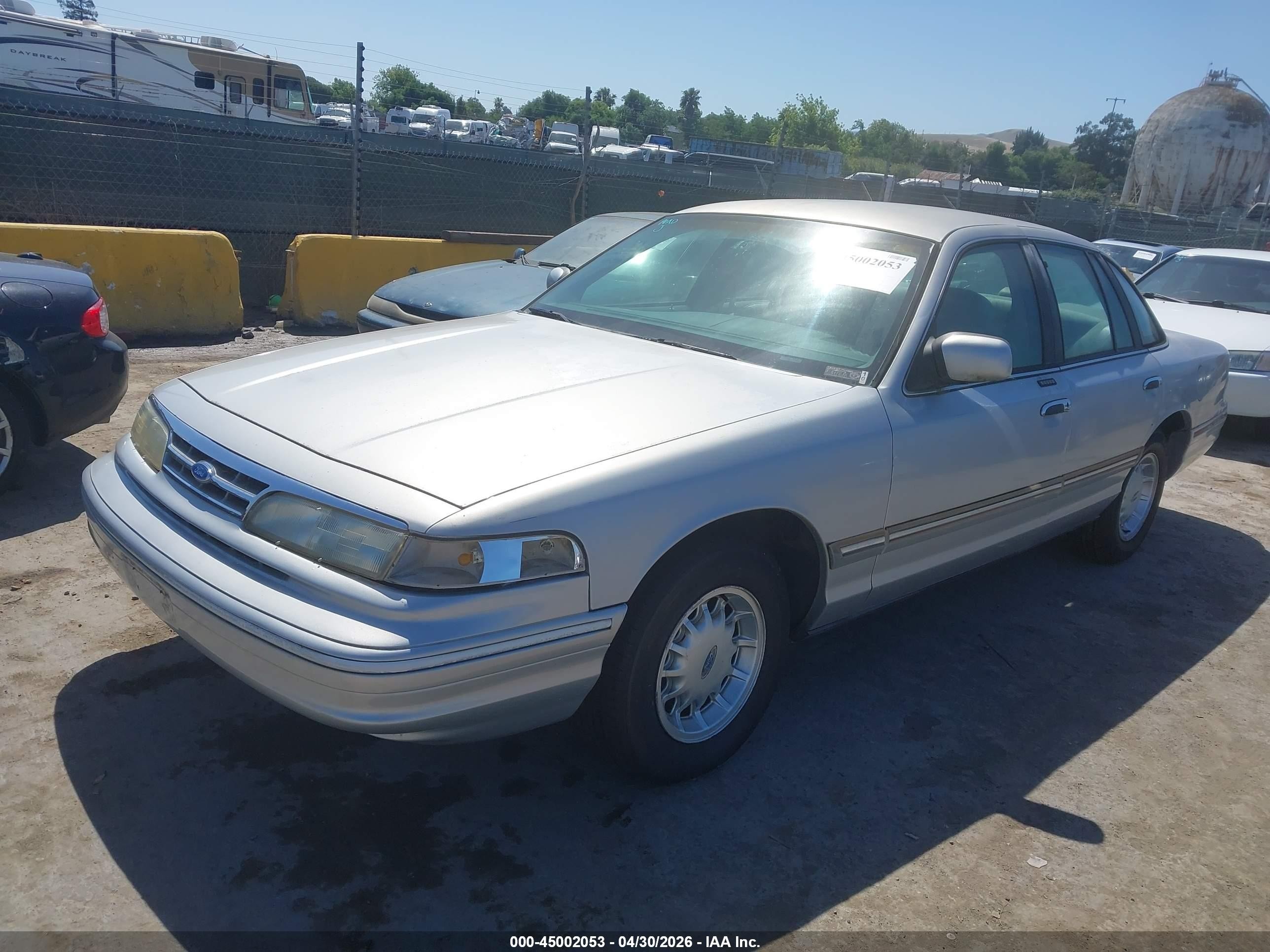 1997 Ford Crown Victoria Lx Серебряный vin: 2FALP74W0VX163276