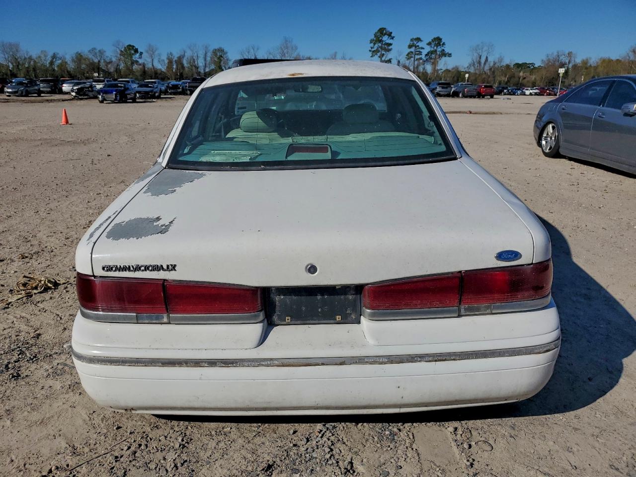 1996 Ford Crown Victoria Lx White vin: 2FALP74W1TX203684