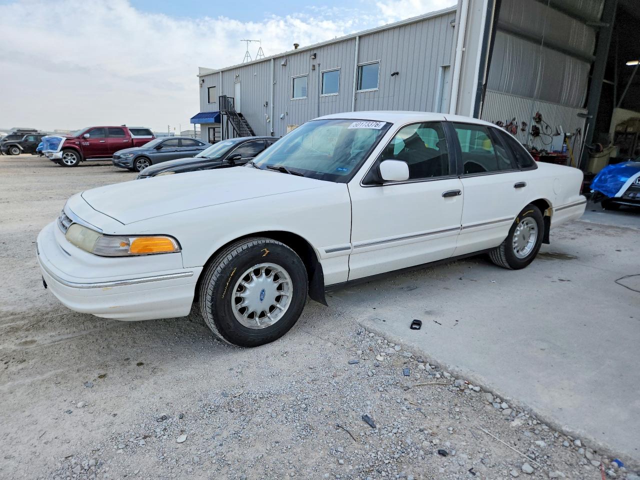 1996 Ford Crown Victoria Lx White vin: 2FALP74W3TX214265