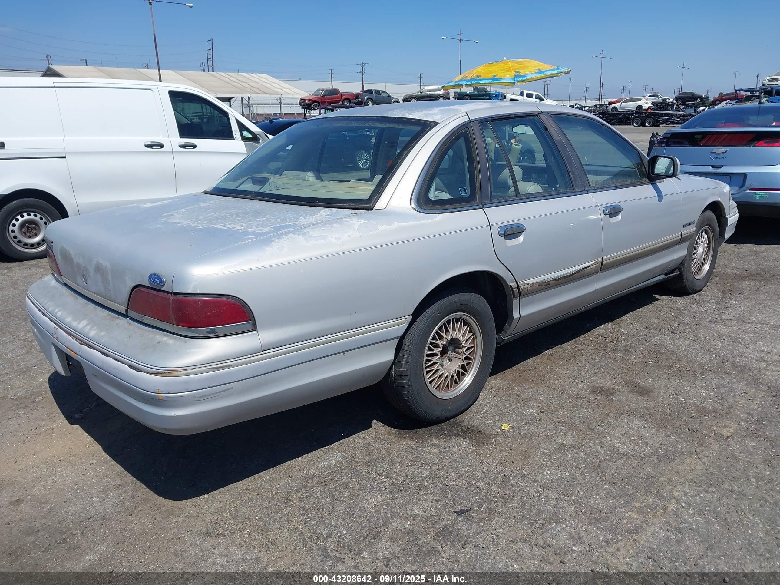 1992 Ford Crown Victoria Lx Silver vin: 2FALP74W7NX242265