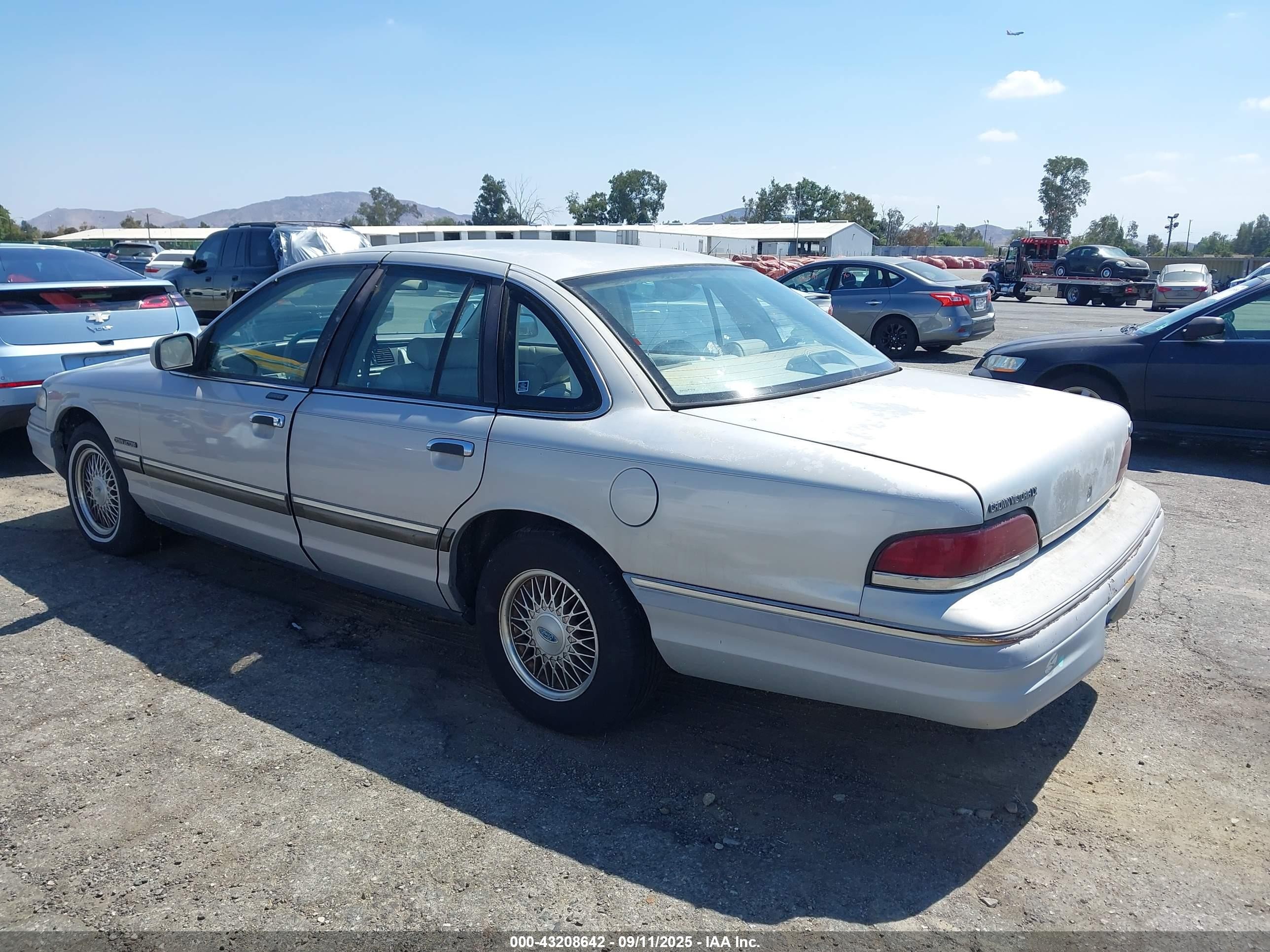 1992 Ford Crown Victoria Lx Silver vin: 2FALP74W7NX242265