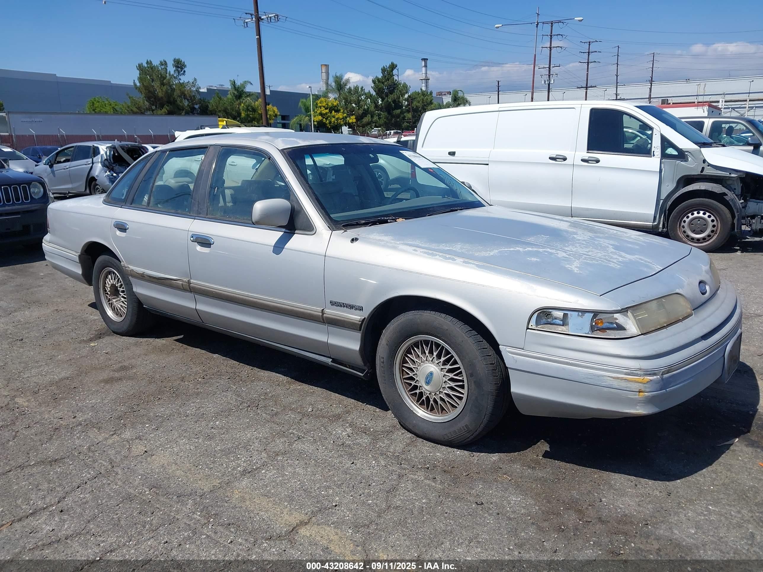 1992 Ford Crown Victoria Lx Silver vin: 2FALP74W7NX242265
