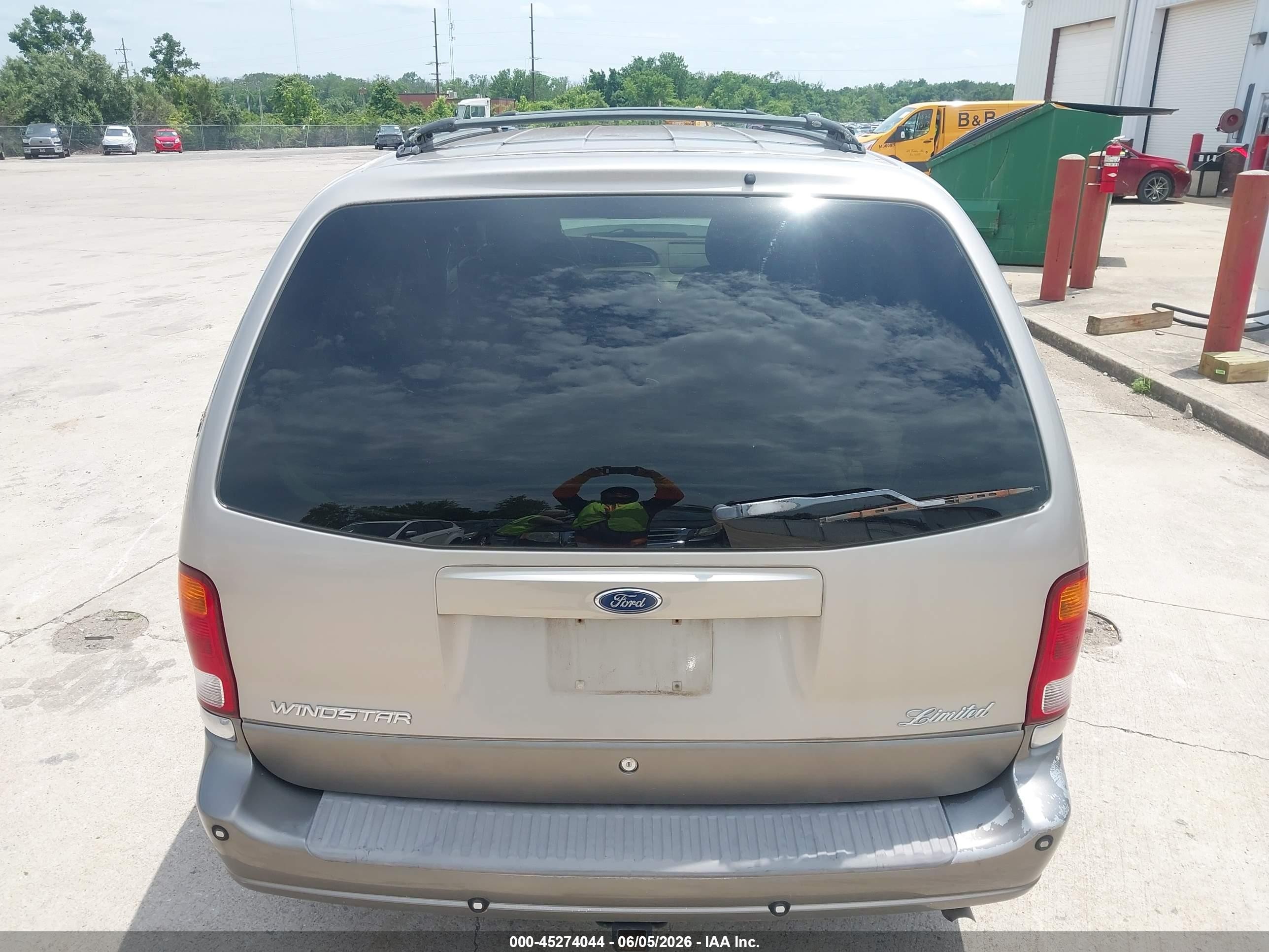 2002 Ford Windstar Limited Золотой vin: 2FMDA58412BA76570