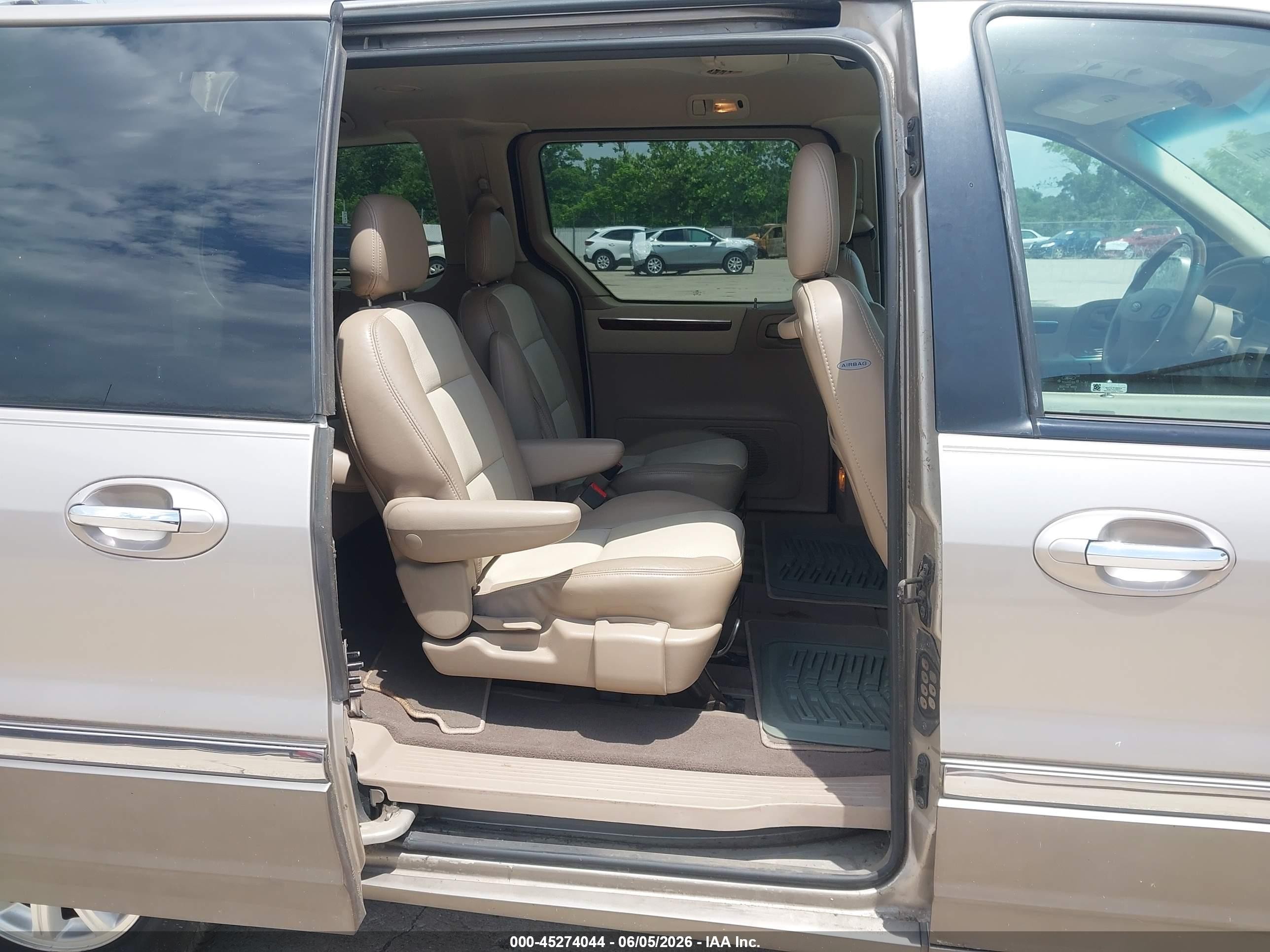 2002 Ford Windstar Limited Золотой vin: 2FMDA58412BA76570