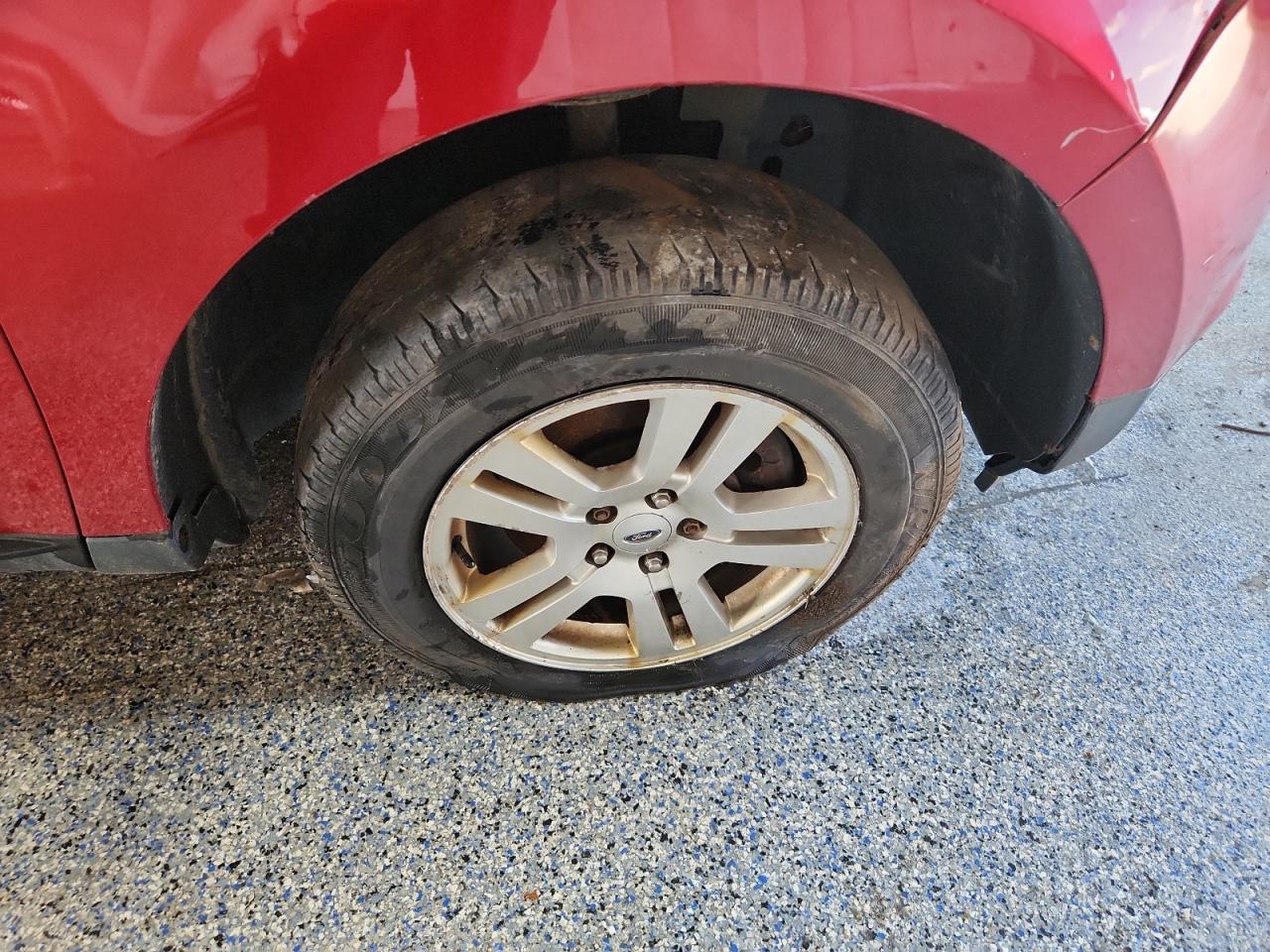 2010 Ford Edge Se Red vin: 2FMDK3GC6ABB35122 Damage: Right Front Tire, Cut, Replacement Required