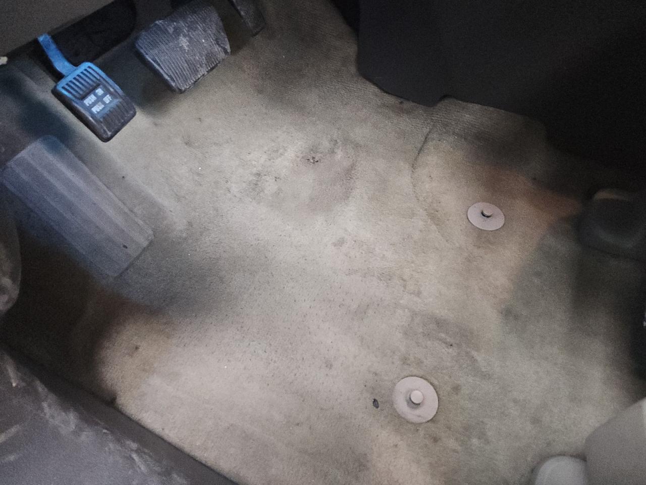 2011 Ford Edge Sel Tan vin: 2FMDK4JC1BBA95113 Damage: Left Front Carpet, Worn, Replacement Required