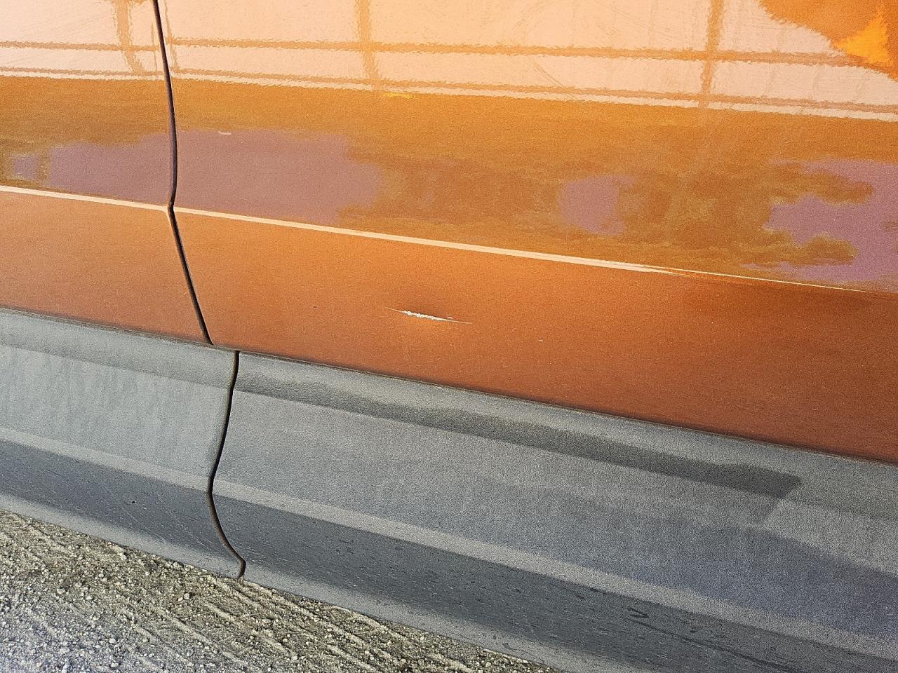 2017 Ford Edge Sel Orange vin: 2FMPK3J95HBC27939 Damage: Right Front Door, Dent(S) W/ Paint Dmg, 2 To 3 Inches