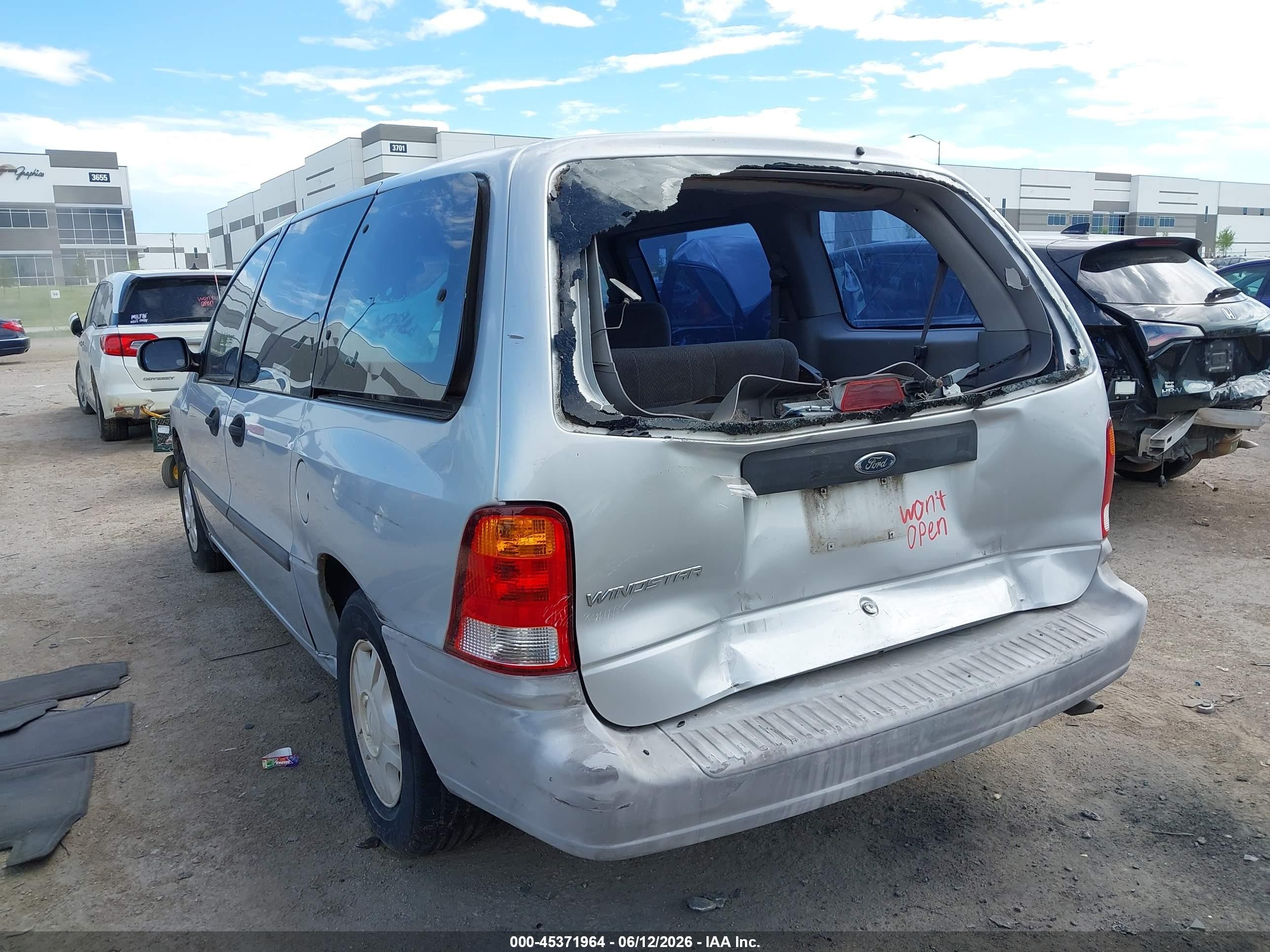2000 Ford Windstar   Silver vin: 2FMZA5040YBC93361