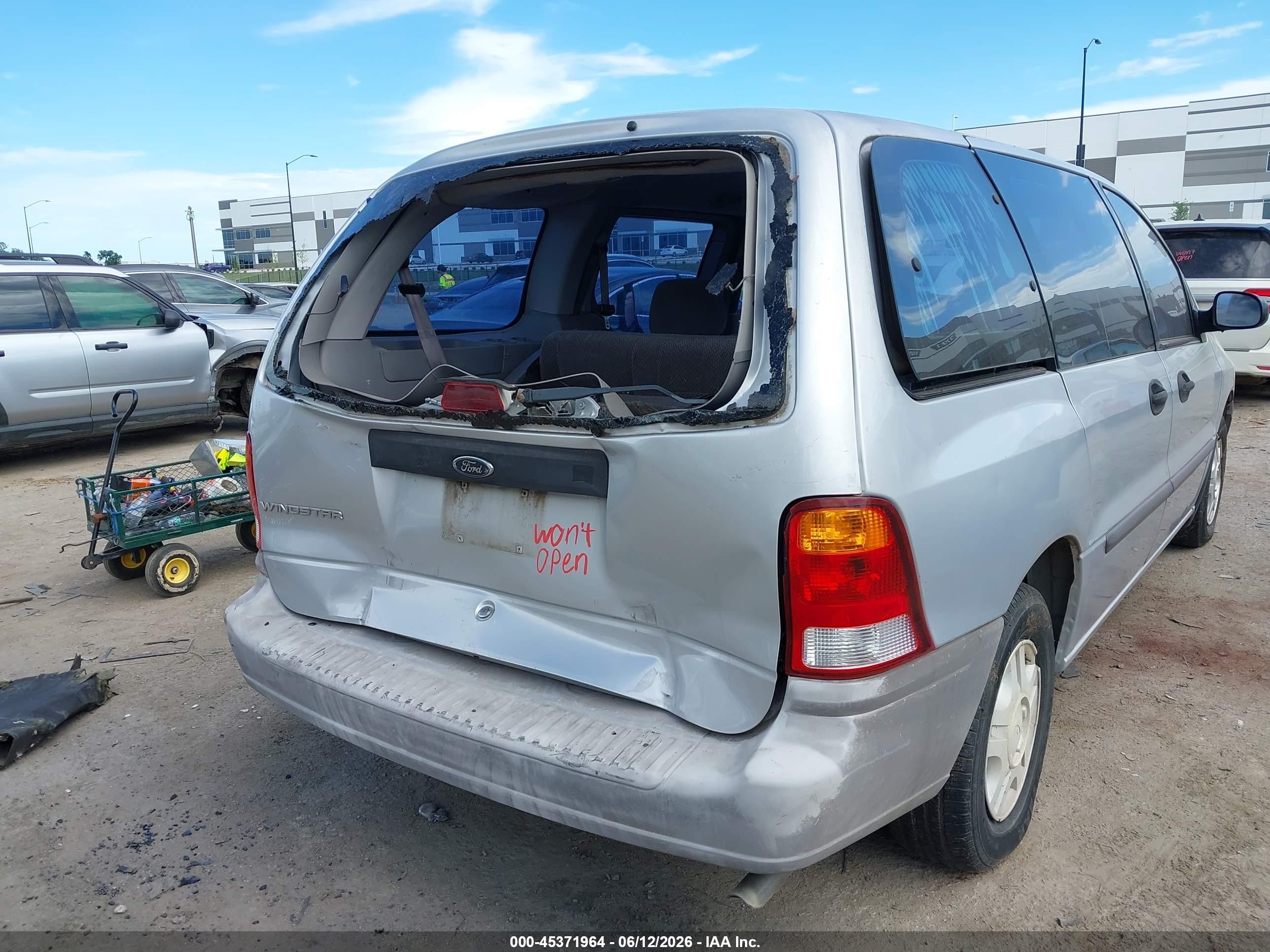 2000 Ford Windstar   Silver vin: 2FMZA5040YBC93361