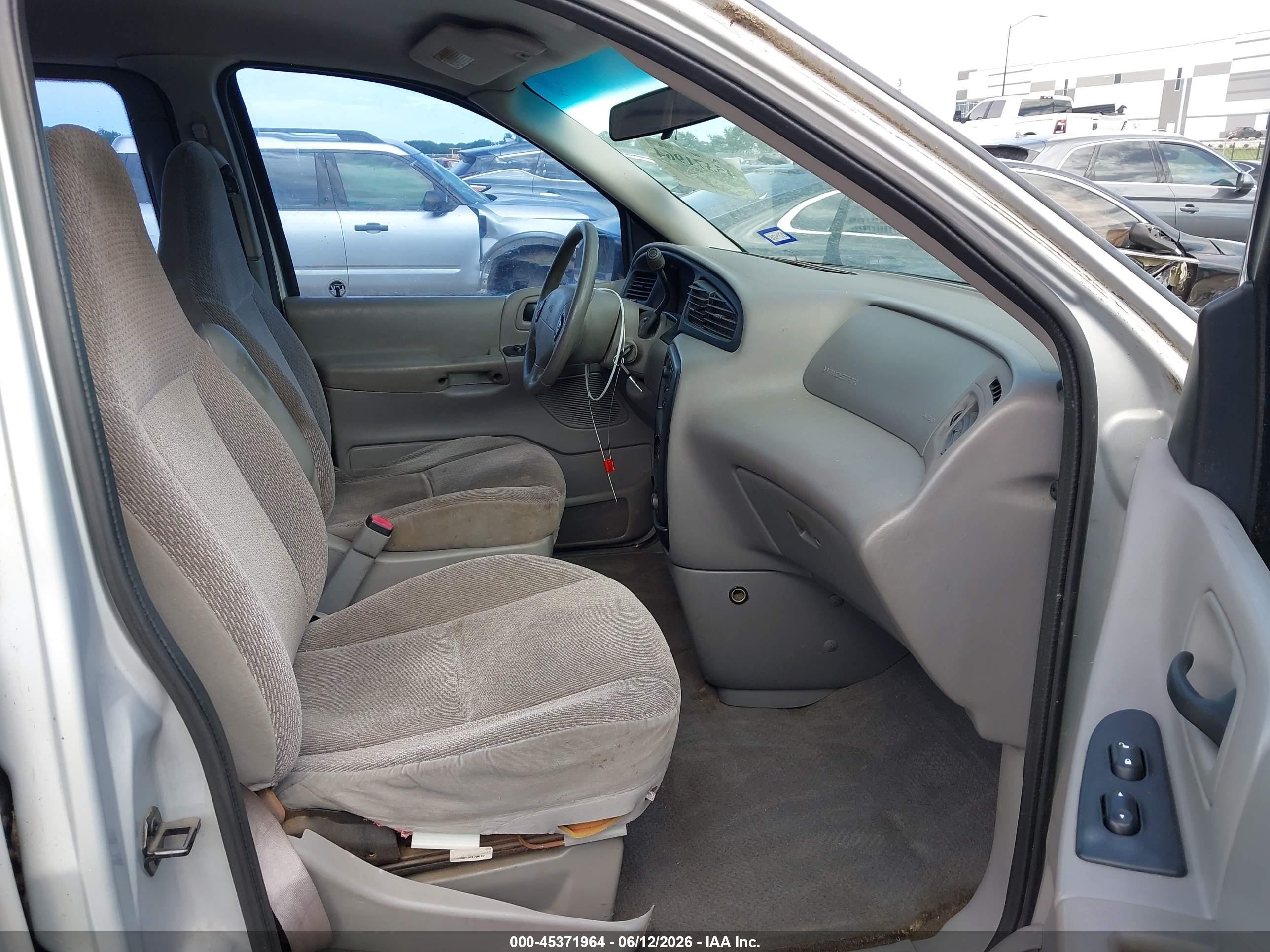 2000 Ford Windstar   Silver vin: 2FMZA5040YBC93361