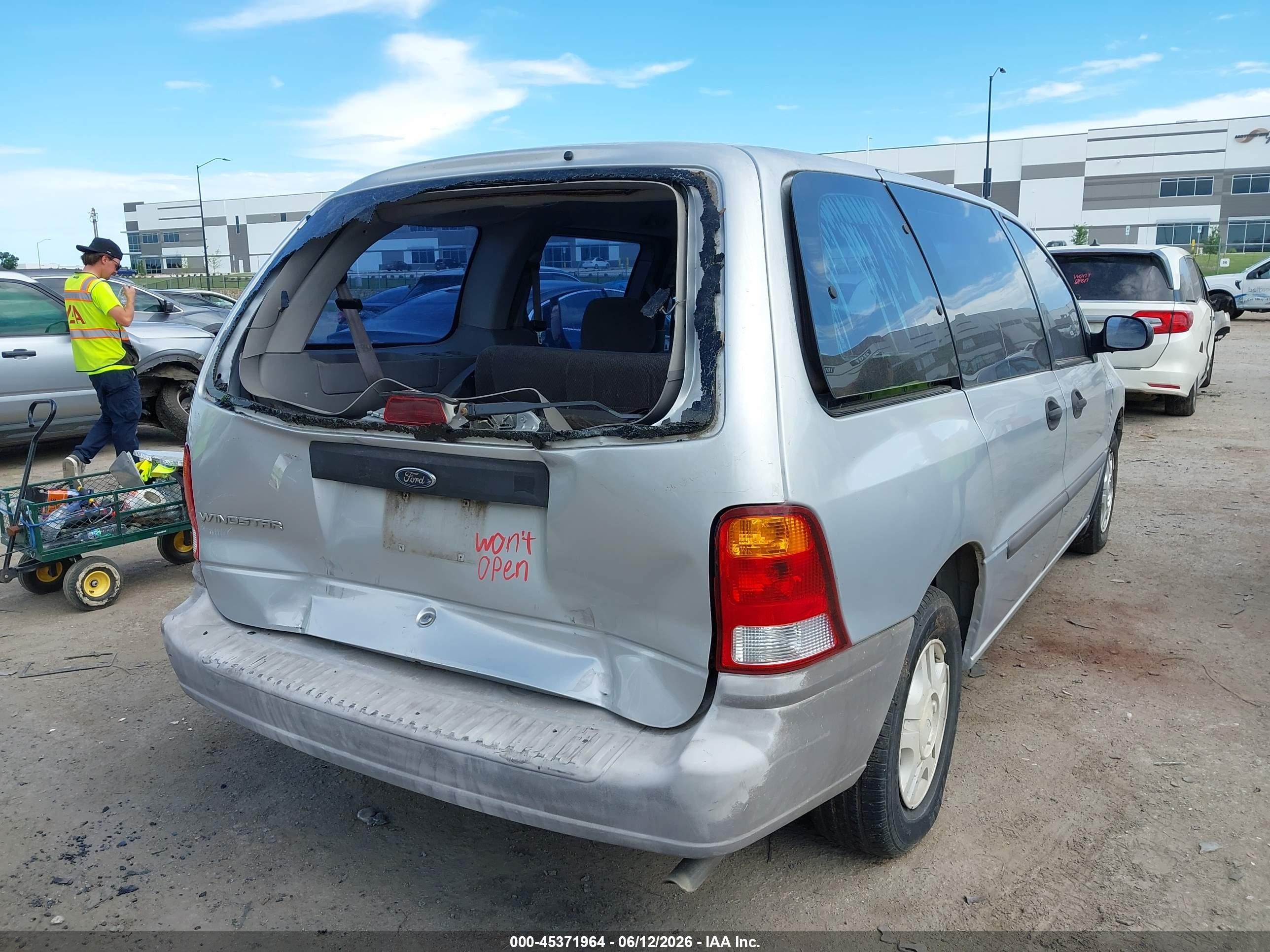 2000 Ford Windstar   Silver vin: 2FMZA5040YBC93361