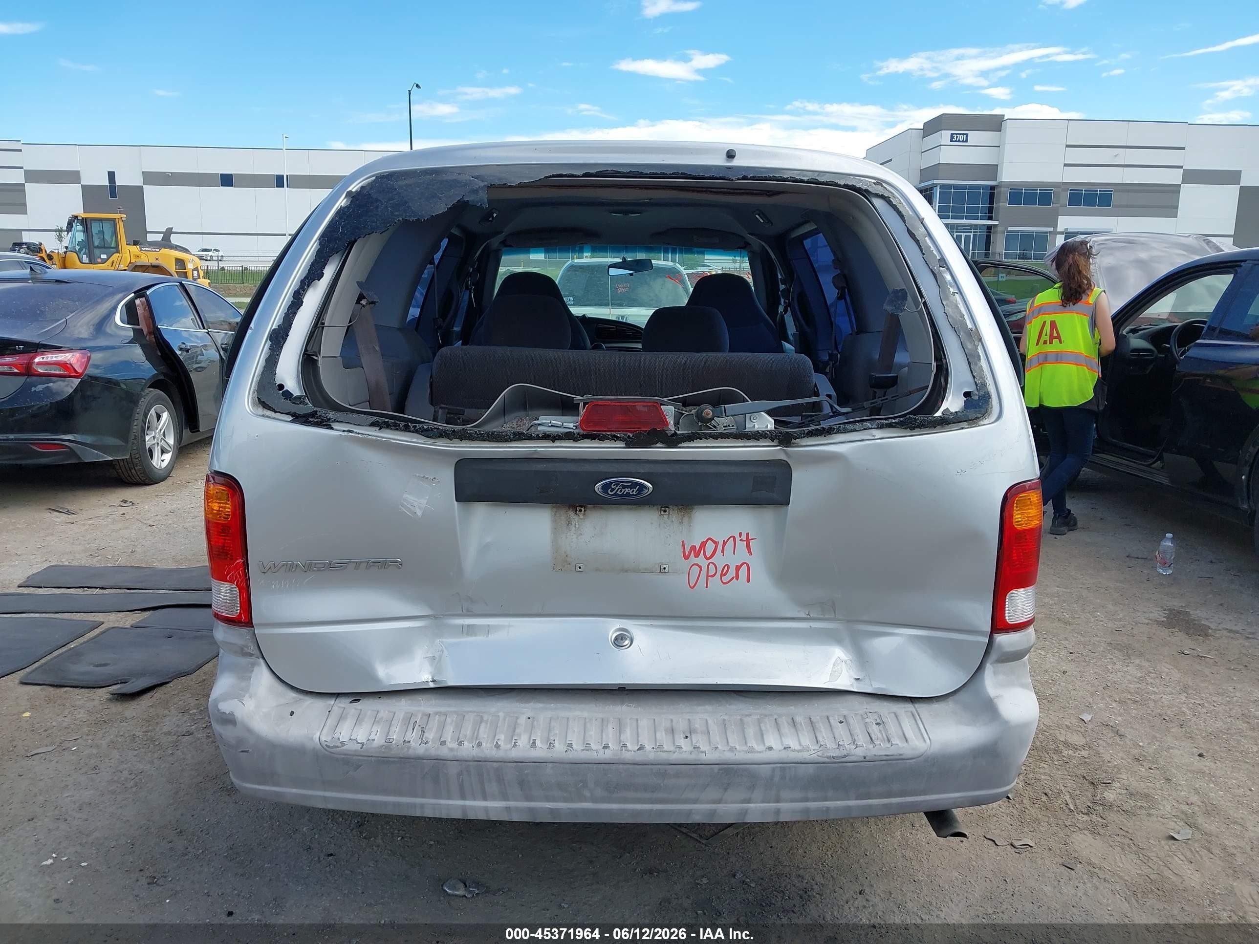 2000 Ford Windstar   Silver vin: 2FMZA5040YBC93361