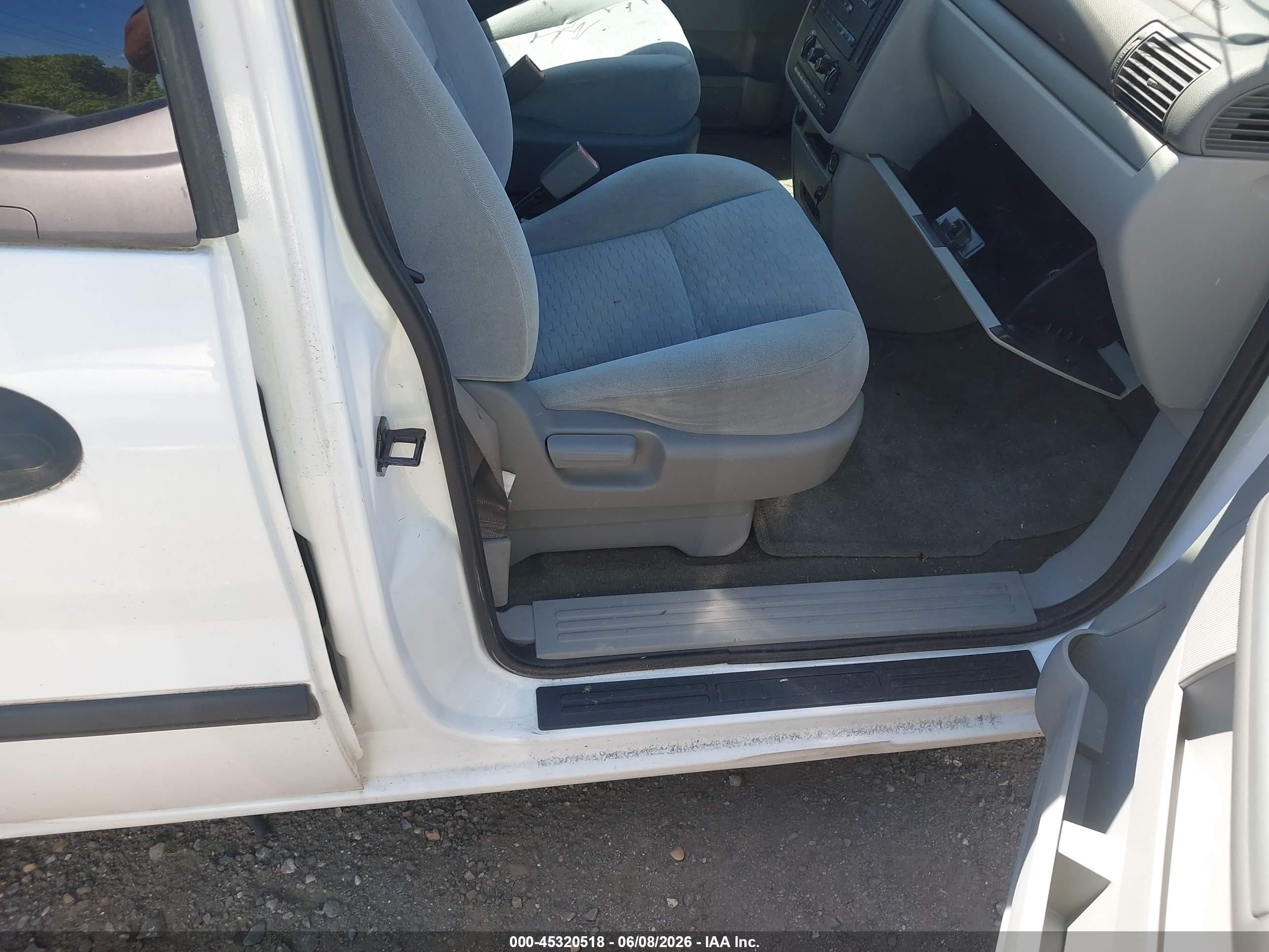 2004 Ford Freestar S Белый vin: 2FMZA50614BA12678