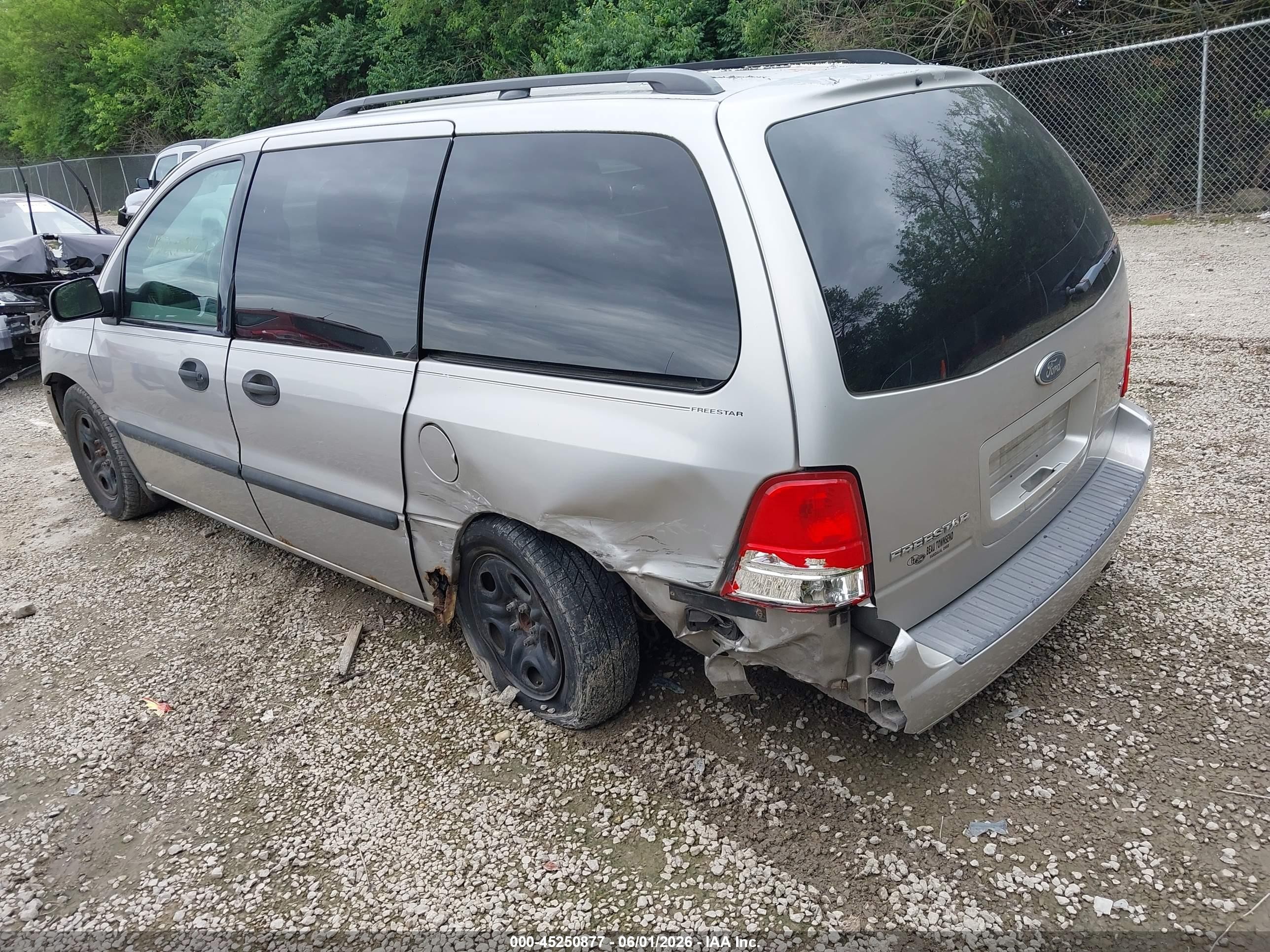 2004 Ford Freestar Se Silver vin: 2FMZA51684BA68647