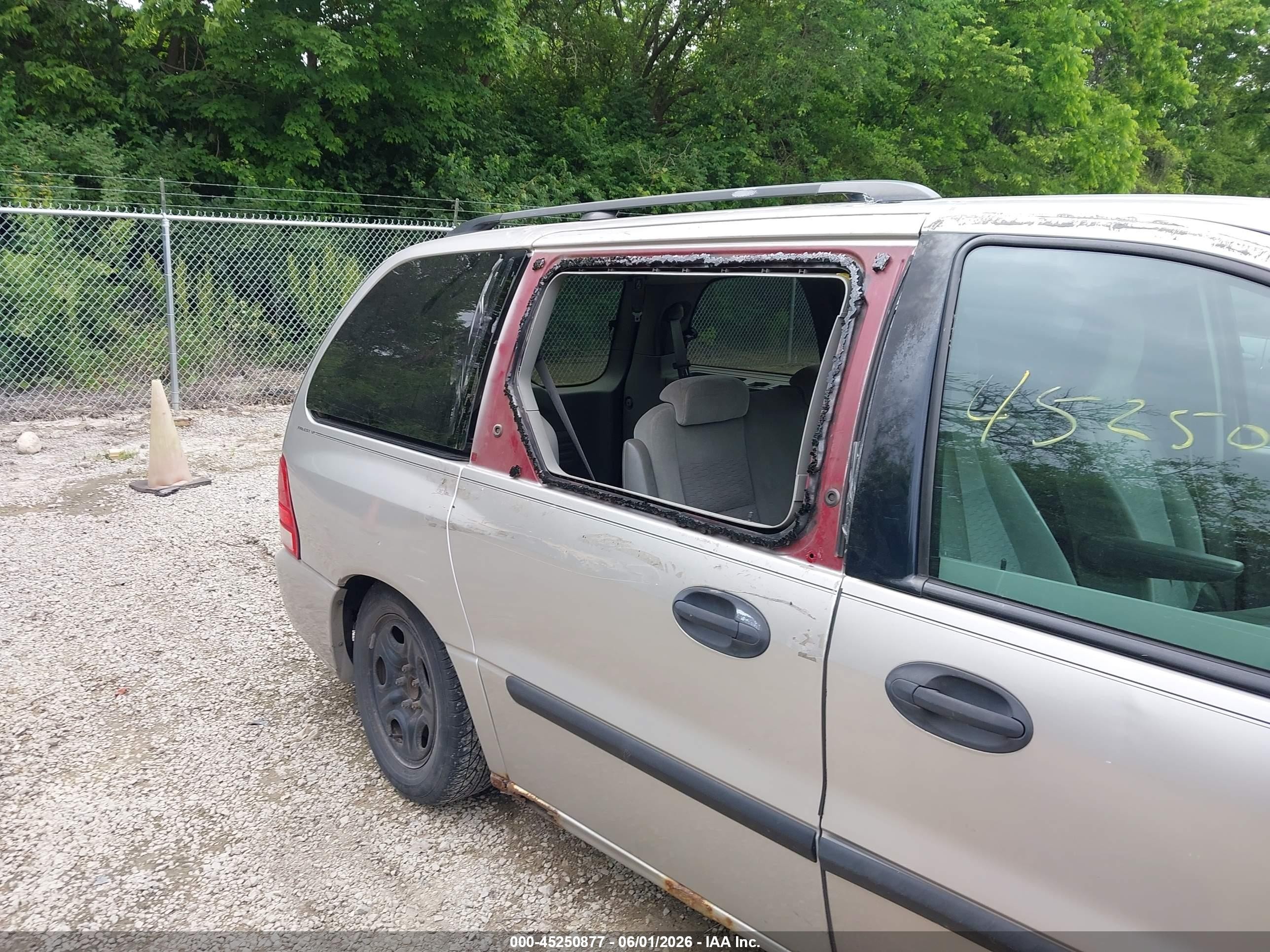 2004 Ford Freestar Se Silver vin: 2FMZA51684BA68647
