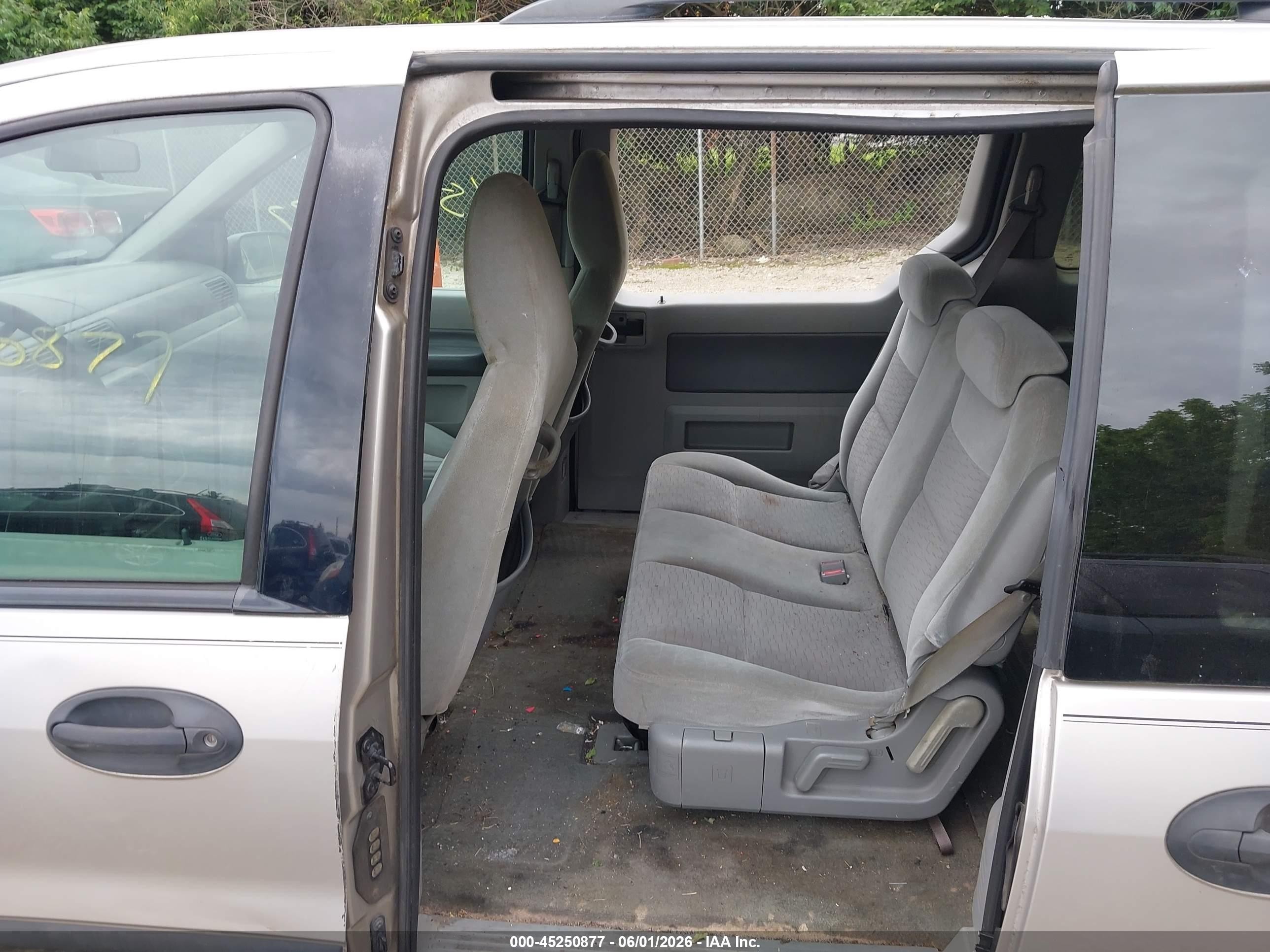2004 Ford Freestar Se Silver vin: 2FMZA51684BA68647