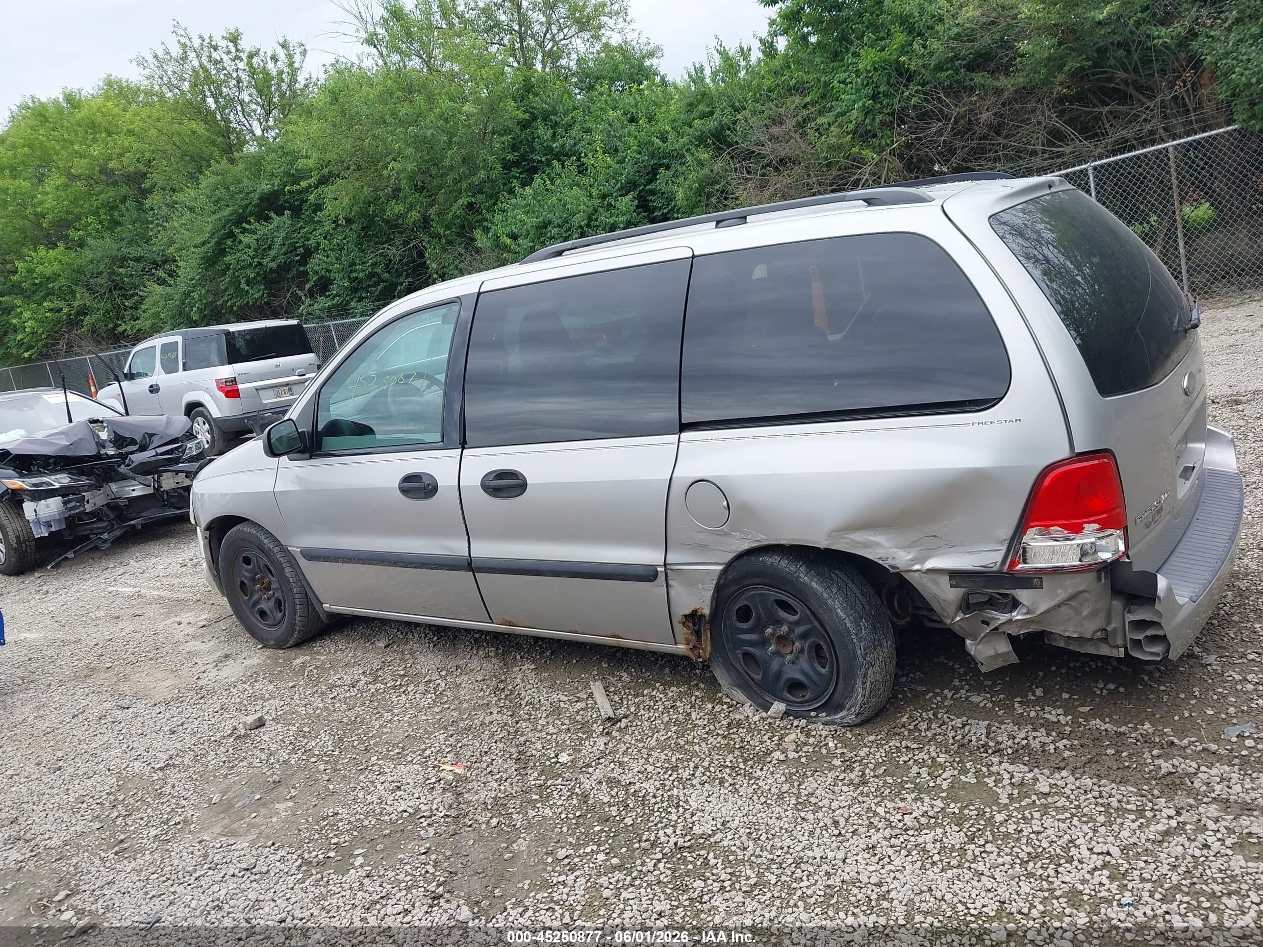 2004 Ford Freestar Se Silver vin: 2FMZA51684BA68647