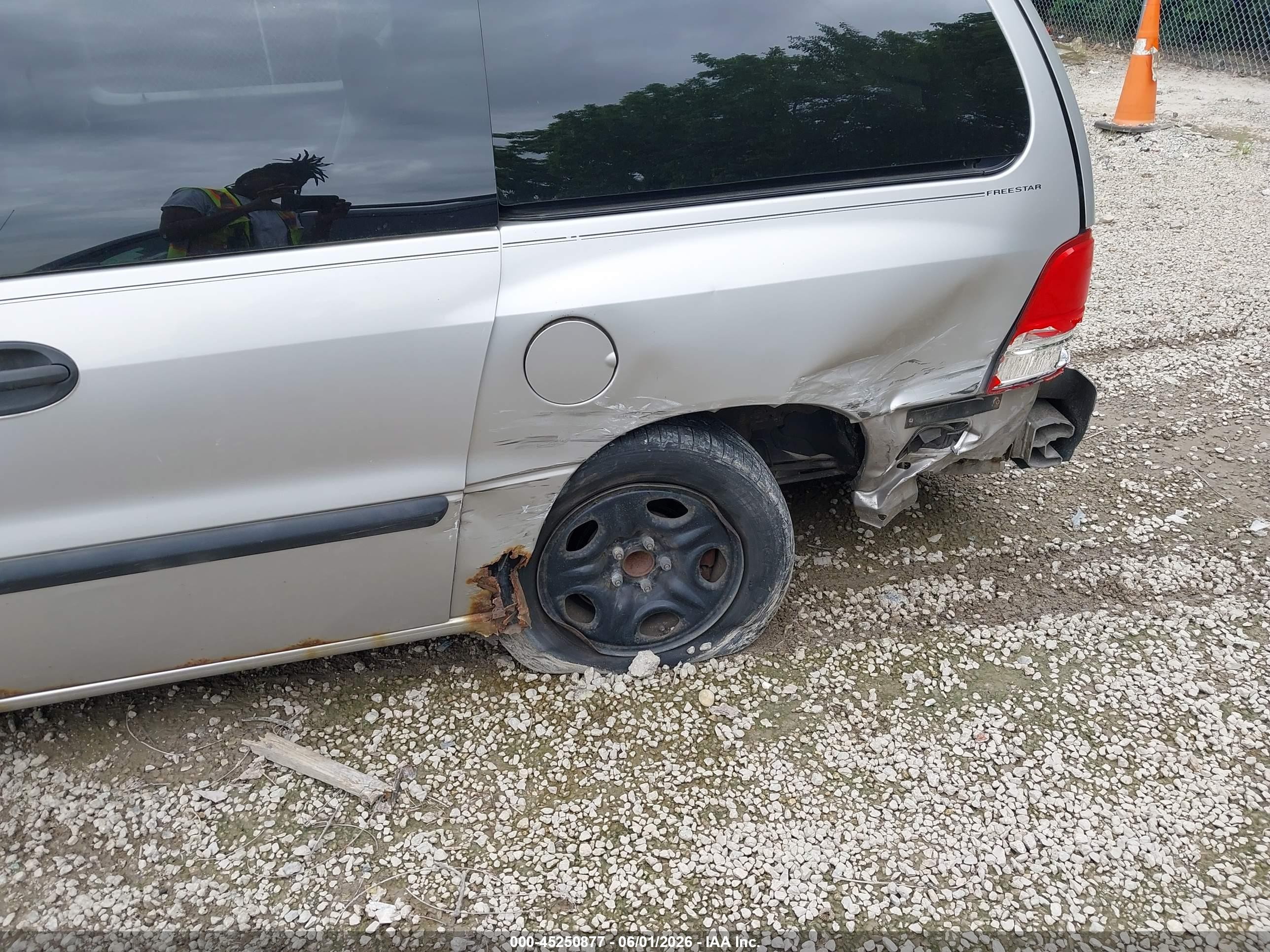 2004 Ford Freestar Se Silver vin: 2FMZA51684BA68647