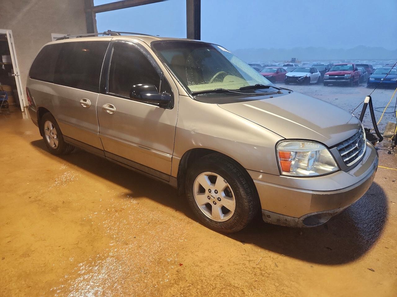 2004 Ford Freestar Ses Beige vin: 2FMZA57664BA49327