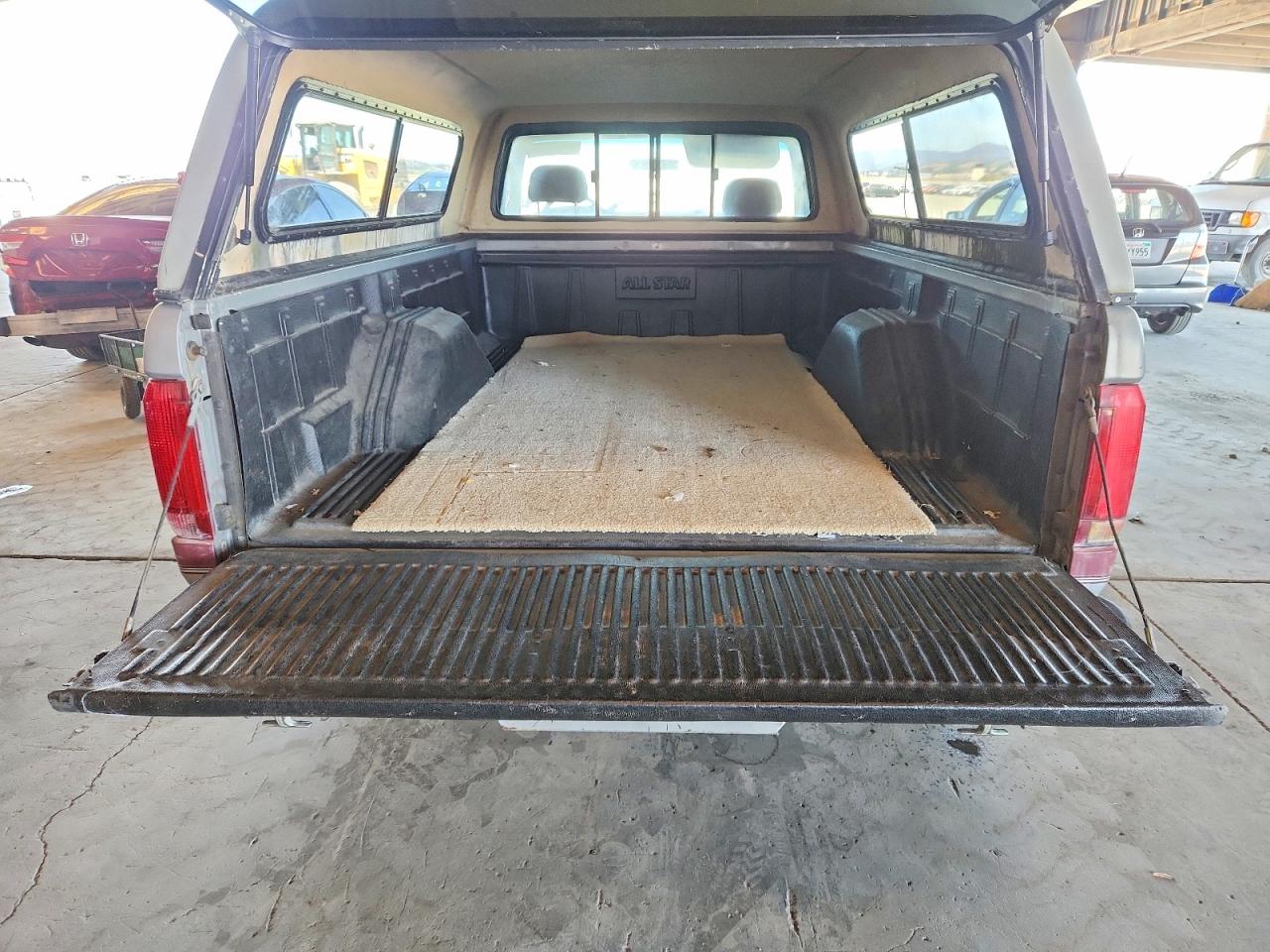 1993 Ford F-150 Two Tone vin: 2FTDF15N3PCA48072