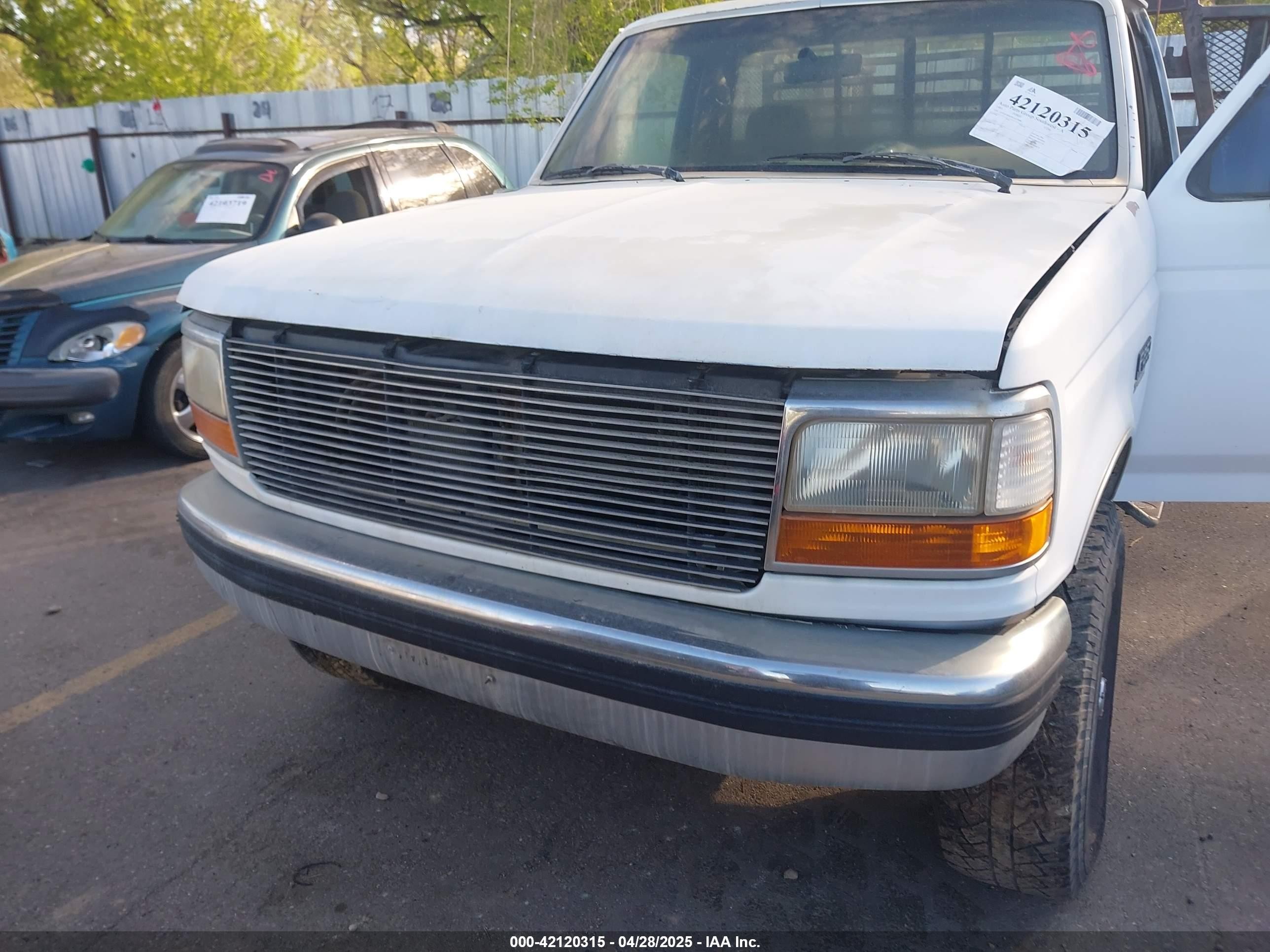 1993 Ford F250   White vin: 2FTHF26M5PCA27608