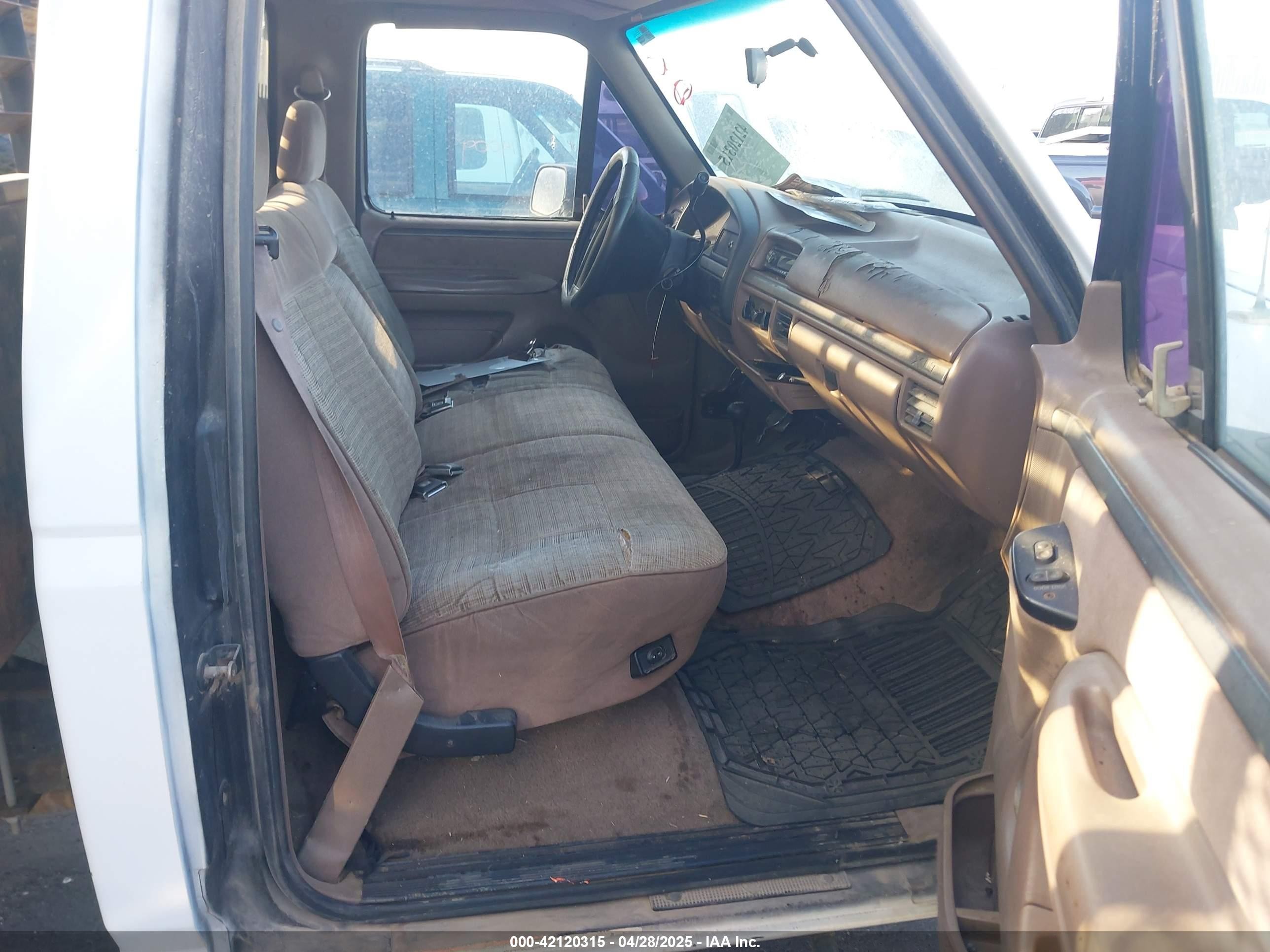 1993 Ford F250   White vin: 2FTHF26M5PCA27608