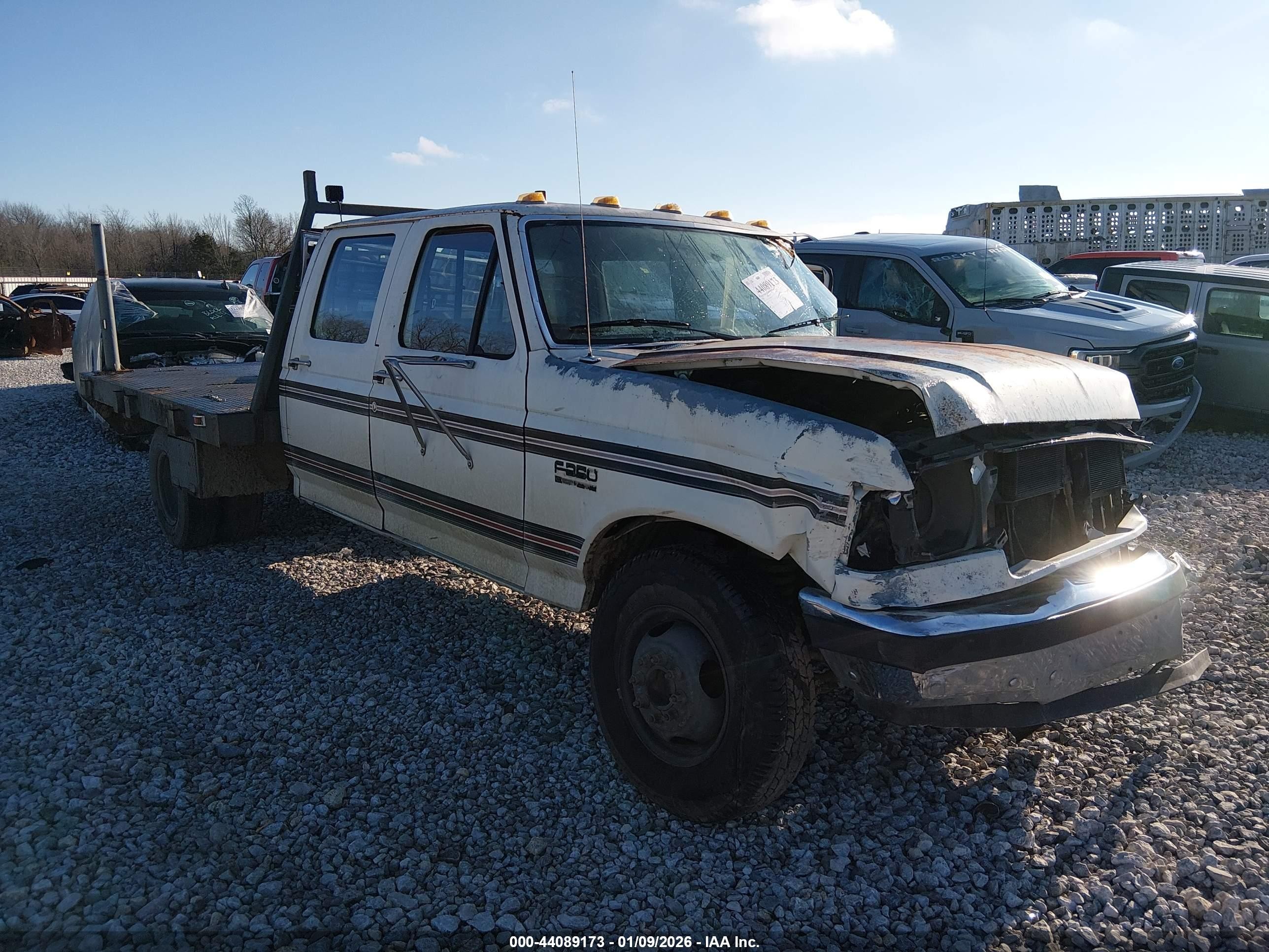 1989 Ford F350   White vin: 2FTJW35G7KCB26538