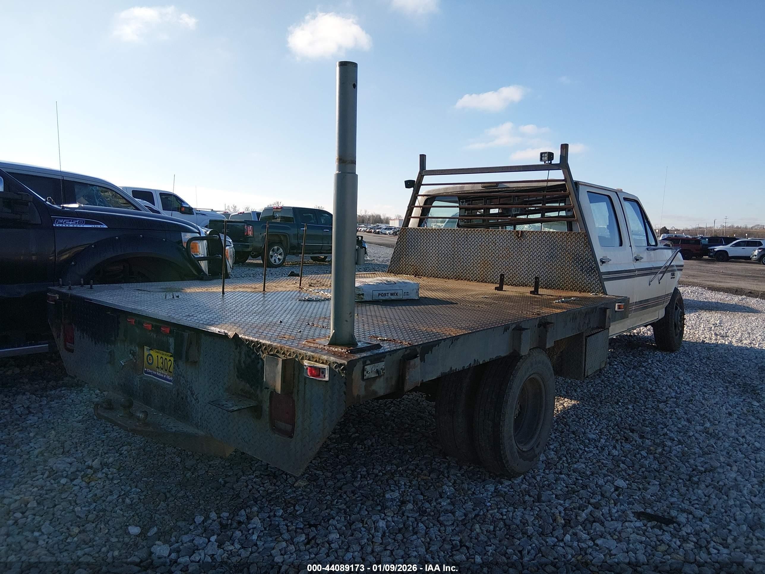 1989 Ford F350   White vin: 2FTJW35G7KCB26538