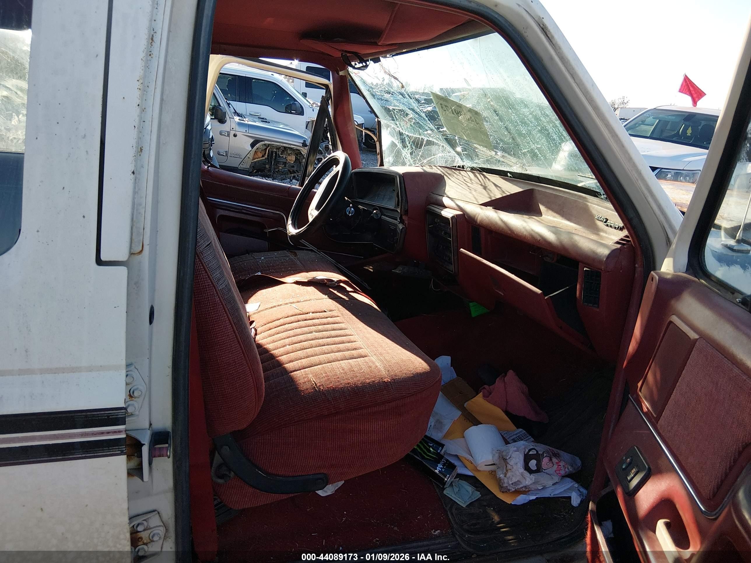 1989 Ford F350   White vin: 2FTJW35G7KCB26538