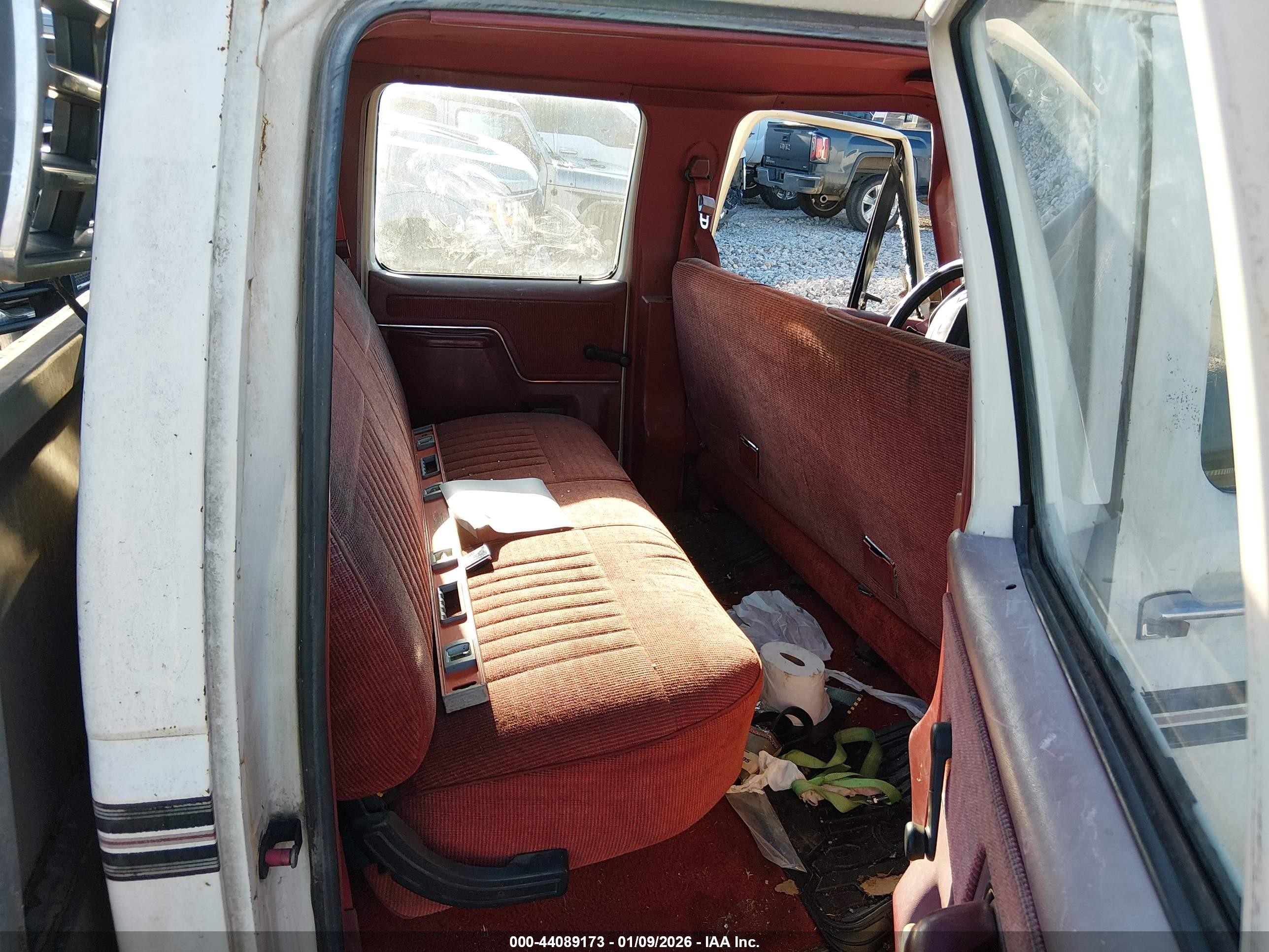1989 Ford F350   White vin: 2FTJW35G7KCB26538