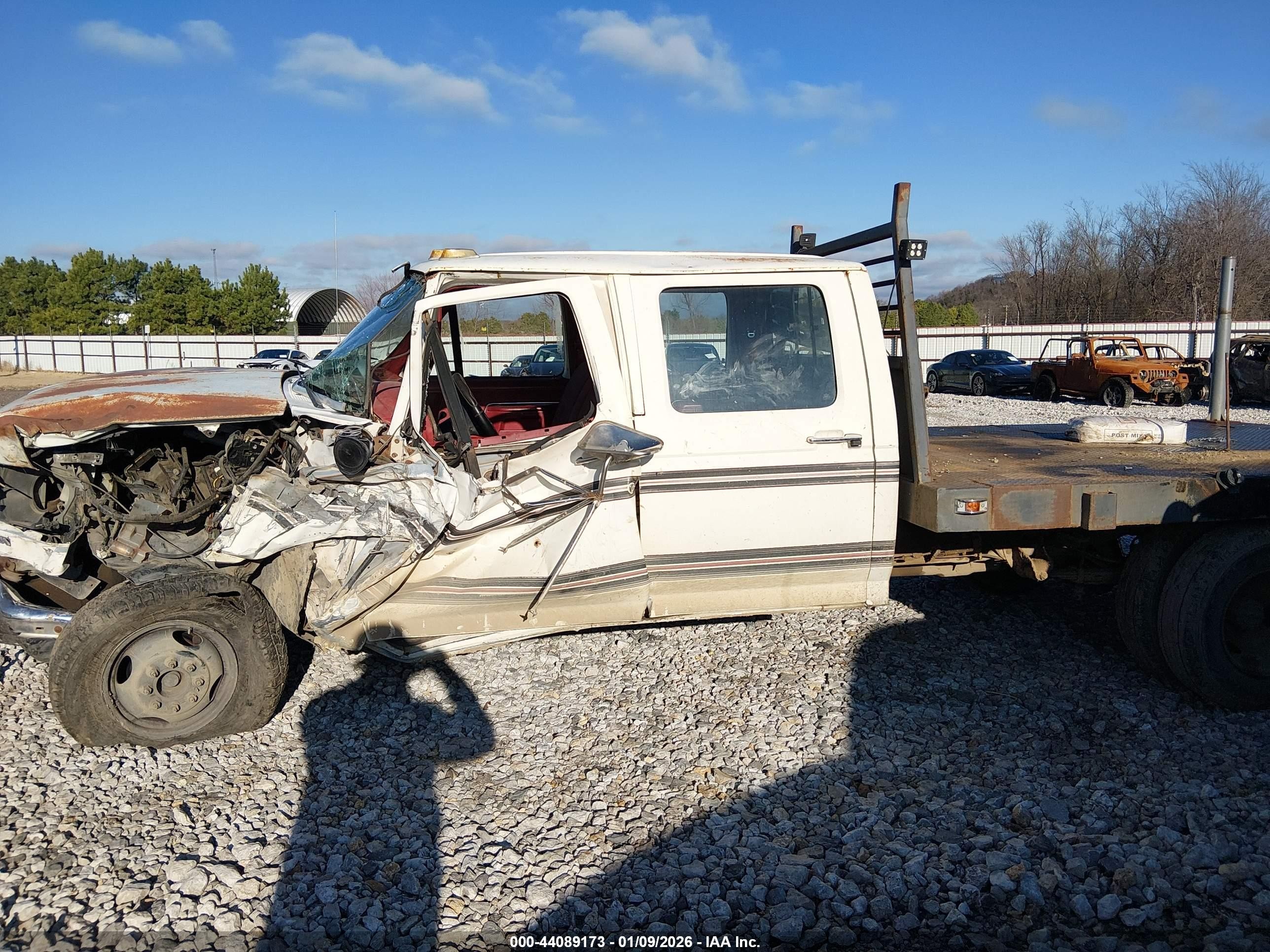 1989 Ford F350   White vin: 2FTJW35G7KCB26538
