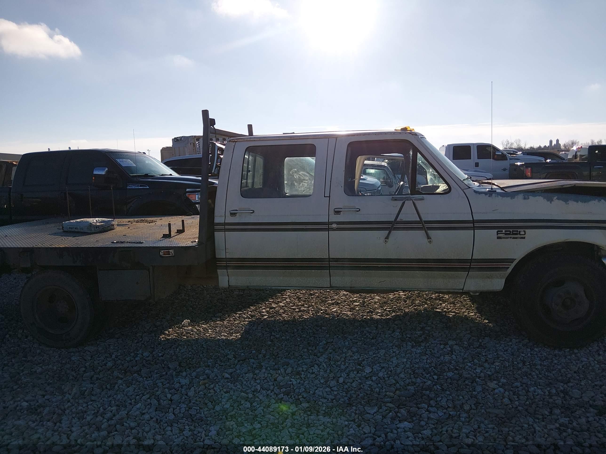 1989 Ford F350   White vin: 2FTJW35G7KCB26538