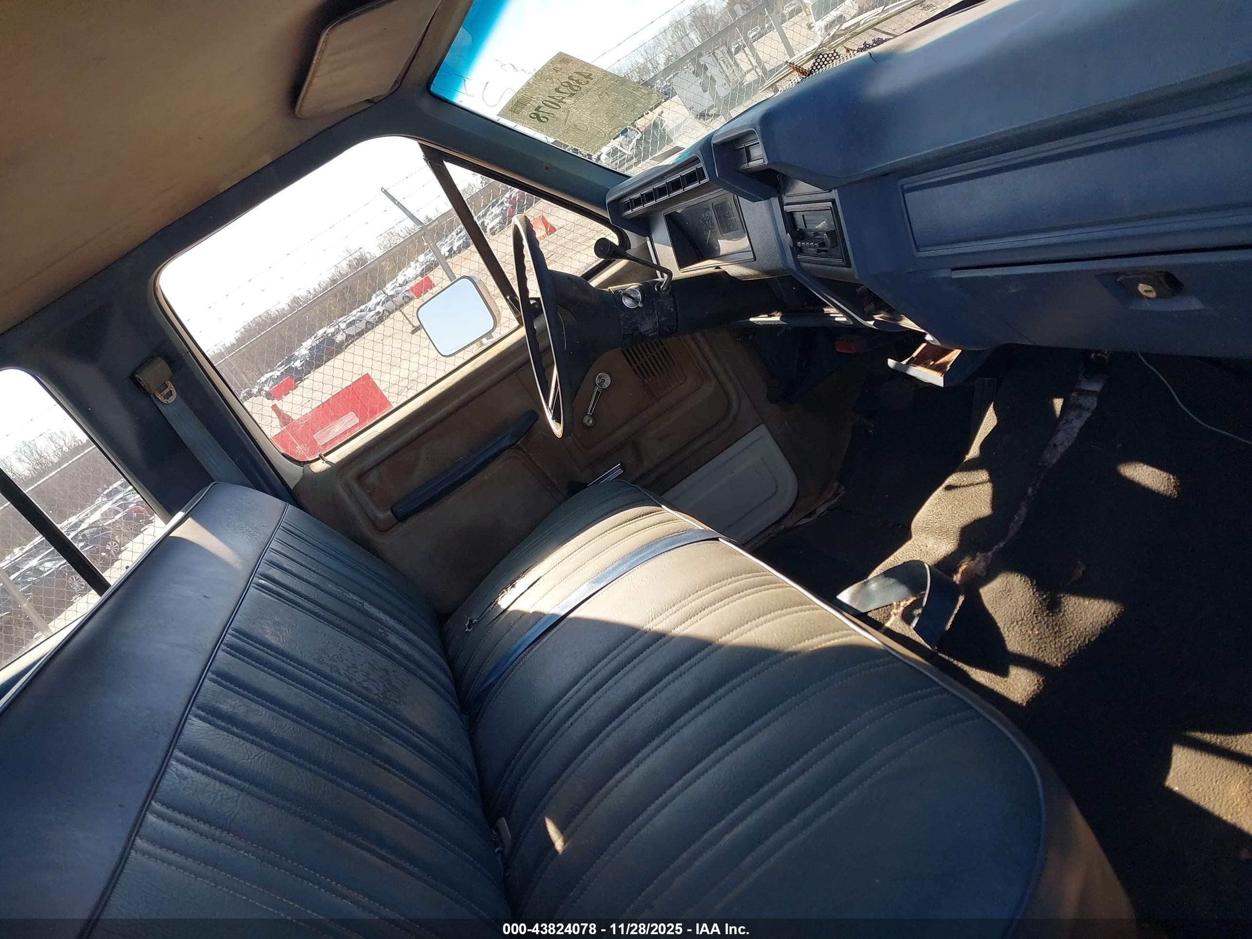 1986 Ford F350   White vin: 2FTJW35H4GCB32488