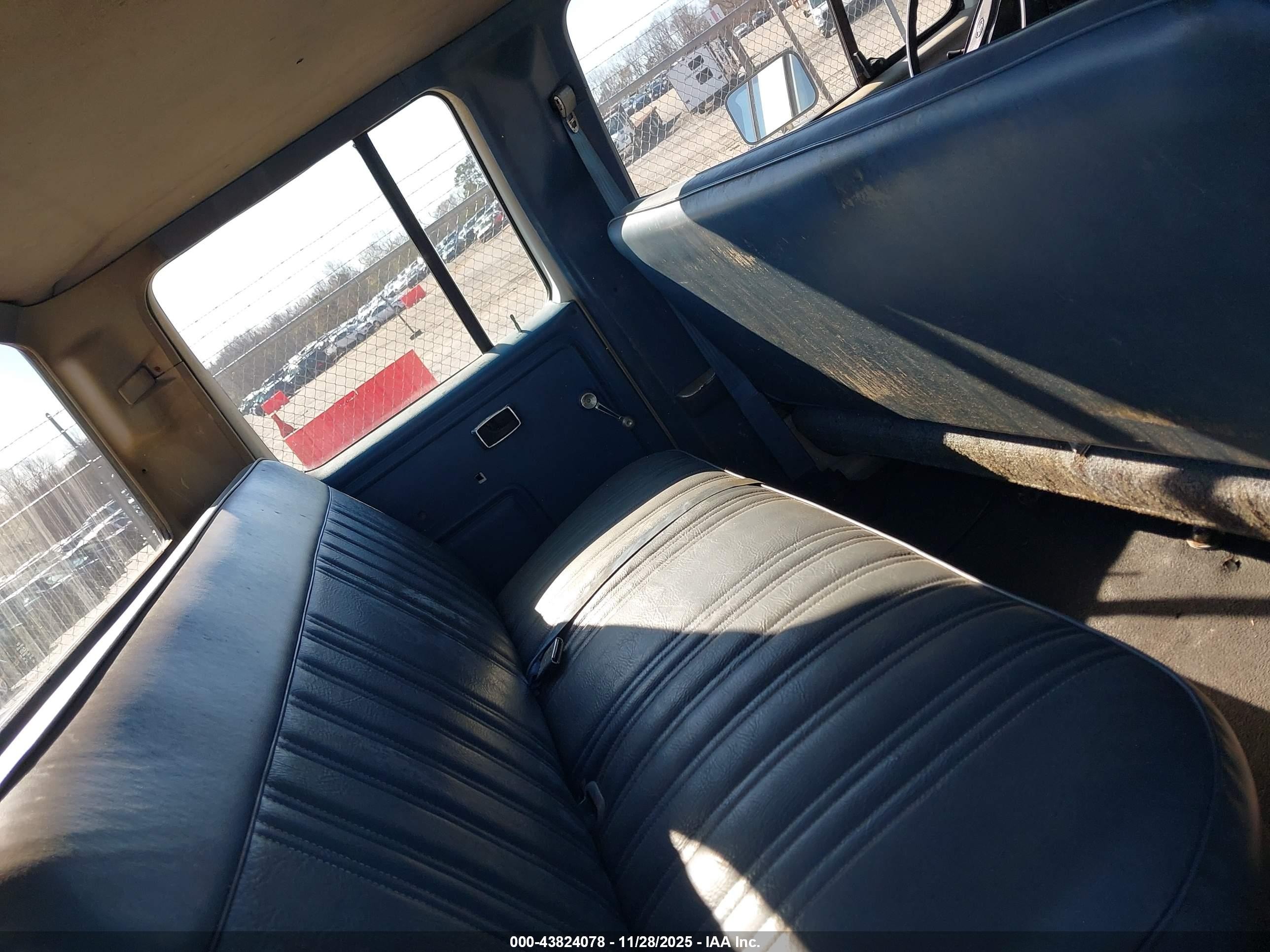 1986 Ford F350   White vin: 2FTJW35H4GCB32488