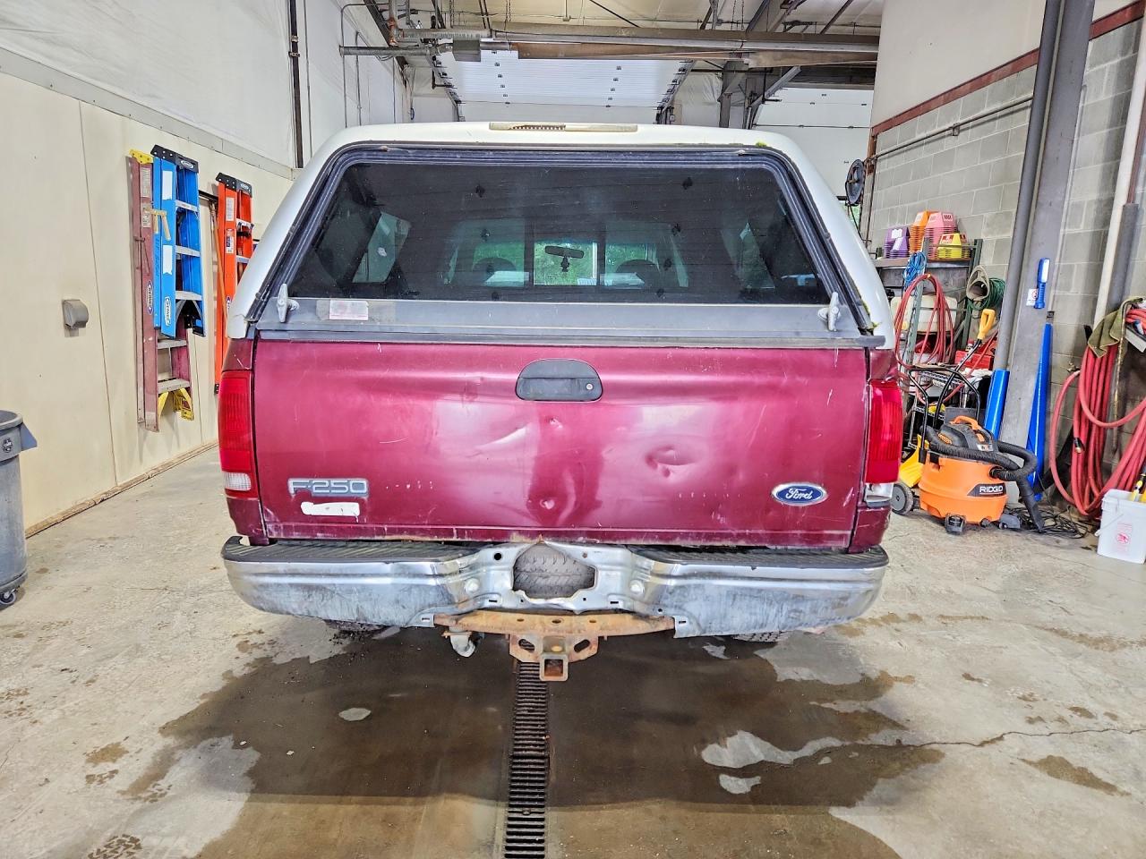 1998 Ford F250 Burgundy vin: 2FTPX28L9WCA36758
