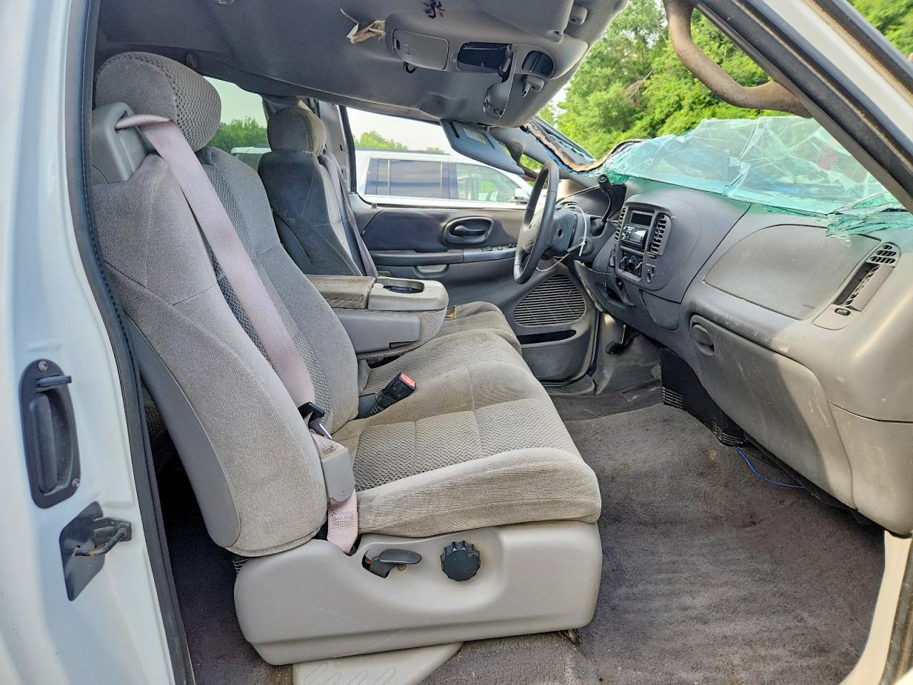 2002 Ford F150 White vin: 2FTRX18L22CA40762