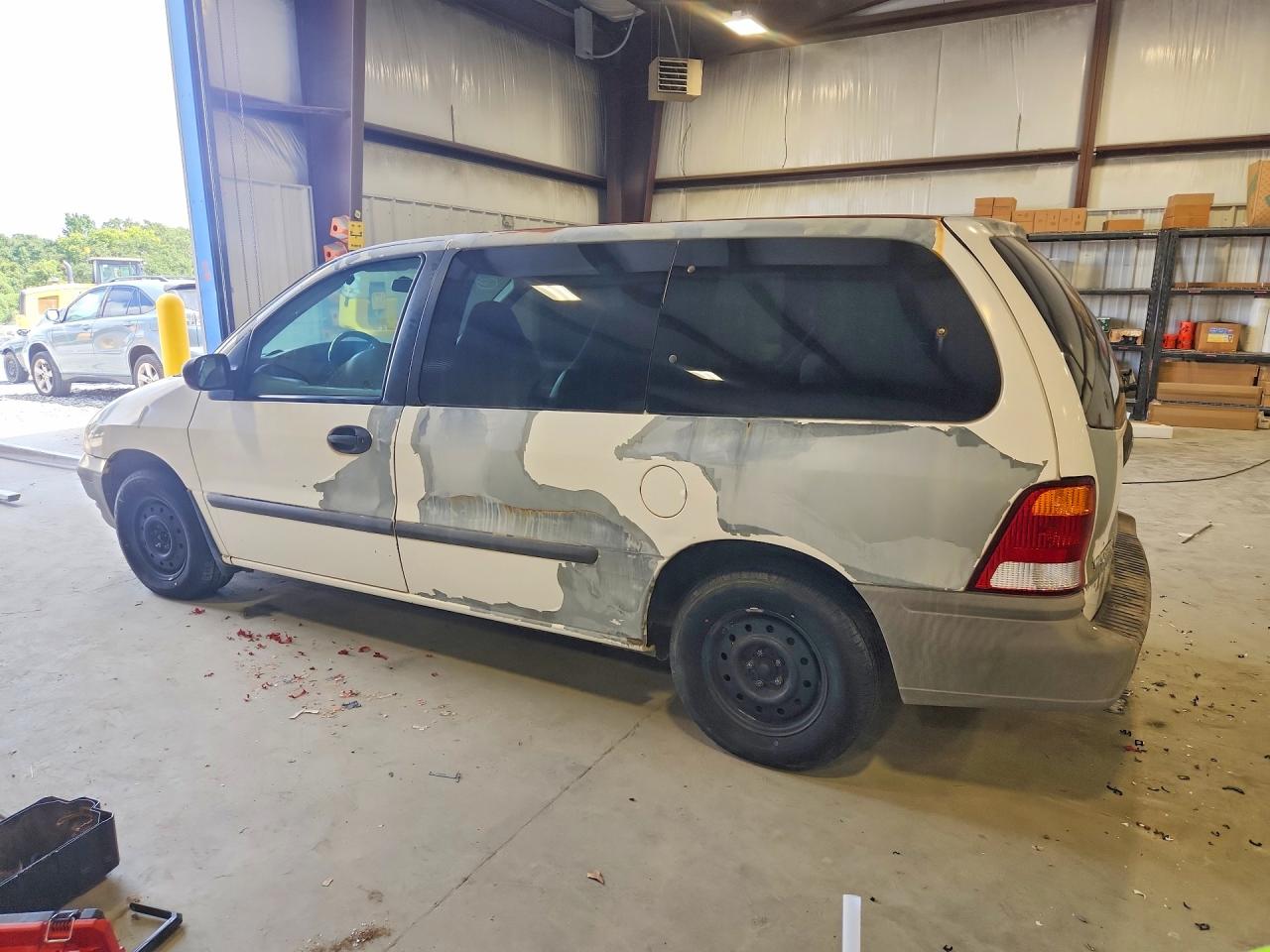 2000 Ford Windstar White vin: 2FTZA5443YBC32925