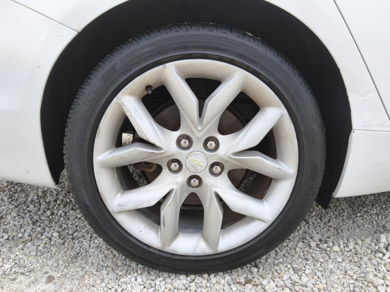 2015 Chevrolet Impala Lt Белый vin: 2G1125S37F9211450 Damage: Right Rear Wheel, Curb Rash, 4 To 5 Inches