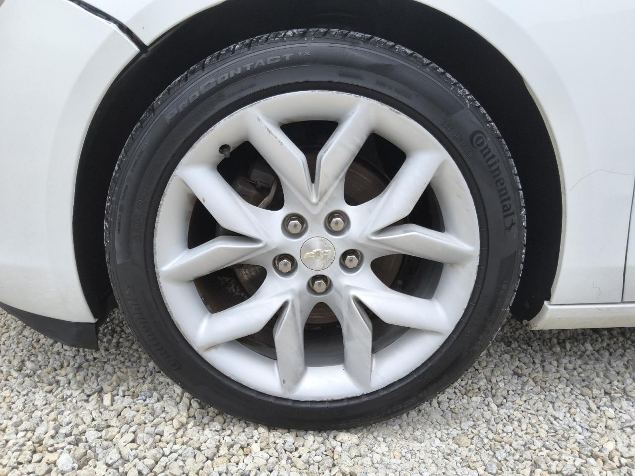 2015 Chevrolet Impala Lt Белый vin: 2G1125S37F9211450 Damage: Left Front Wheel, Curb Rash, > 12 Inches