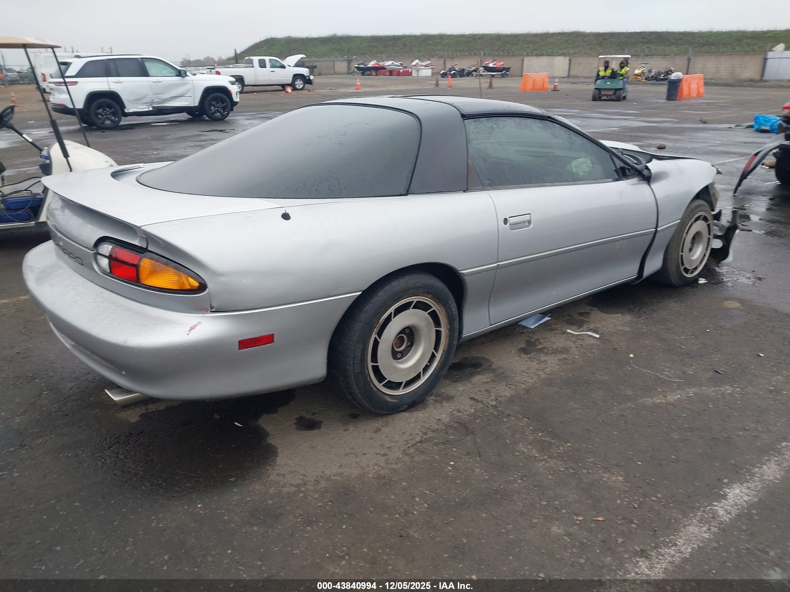 1998 Chevrolet Camaro Z28 Серебряный vin: 2G1FP22G0W2123728
