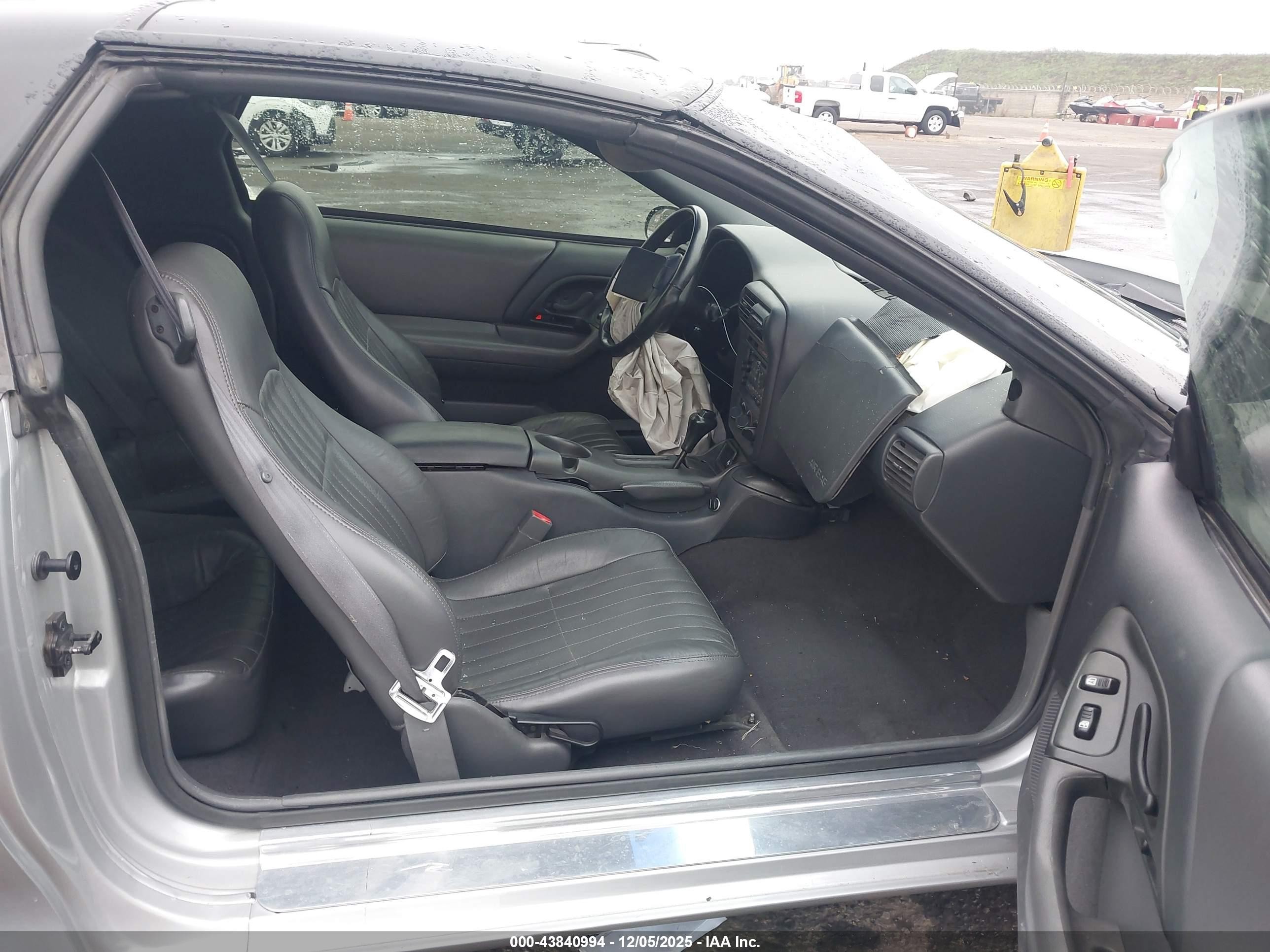 1998 Chevrolet Camaro Z28 Серебряный vin: 2G1FP22G0W2123728