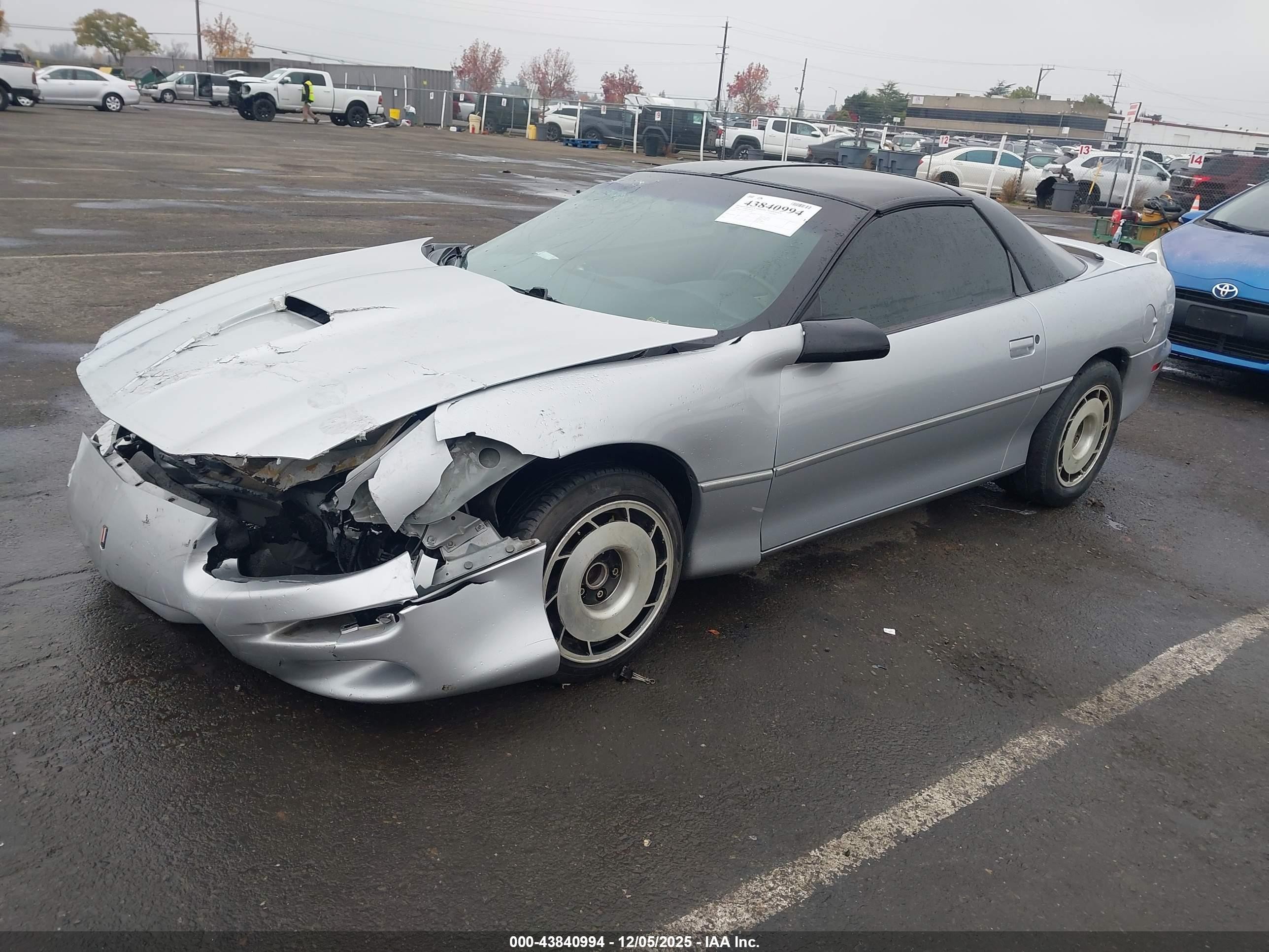 1998 Chevrolet Camaro Z28 Серебряный vin: 2G1FP22G0W2123728