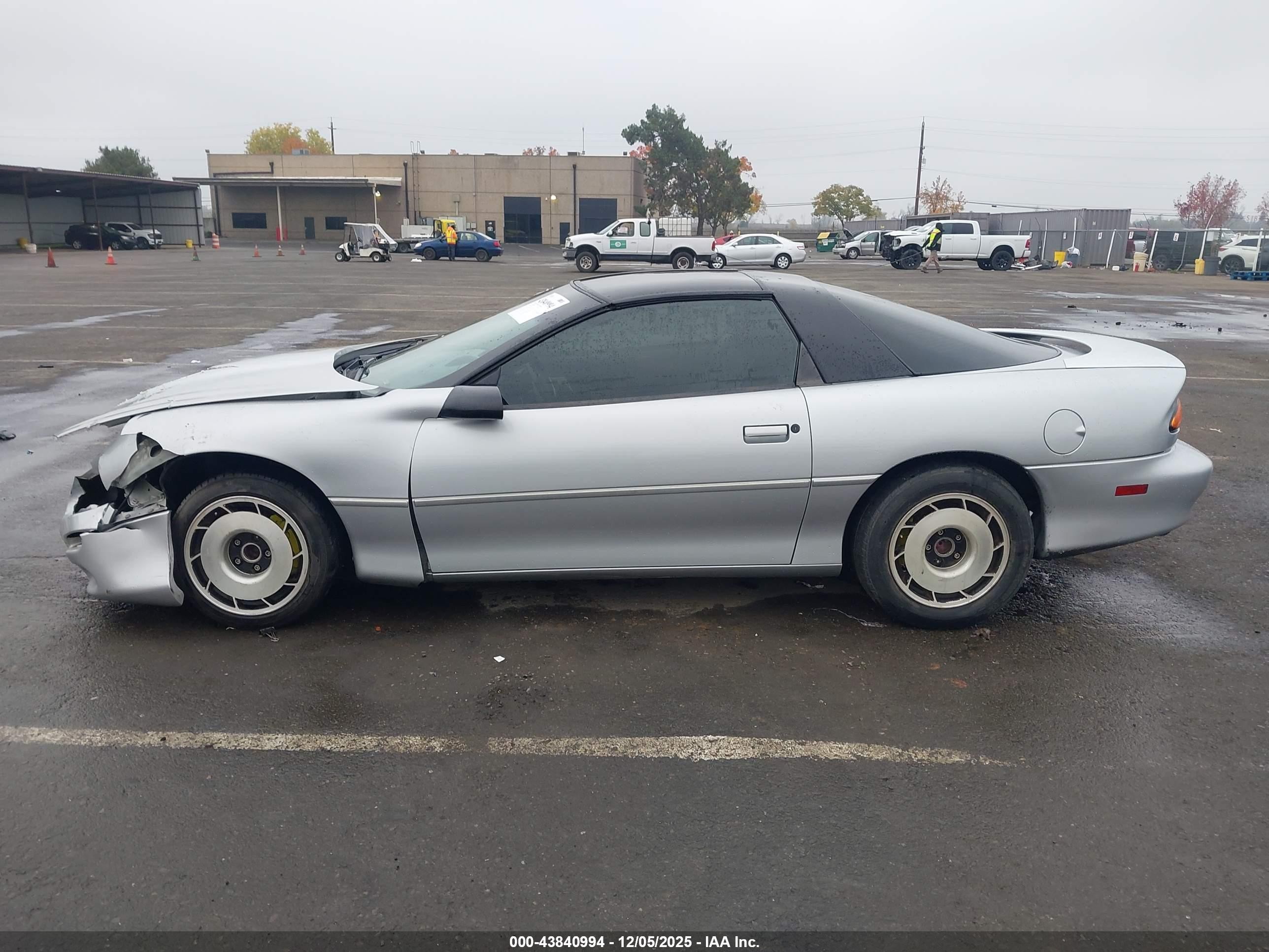 1998 Chevrolet Camaro Z28 Серебряный vin: 2G1FP22G0W2123728