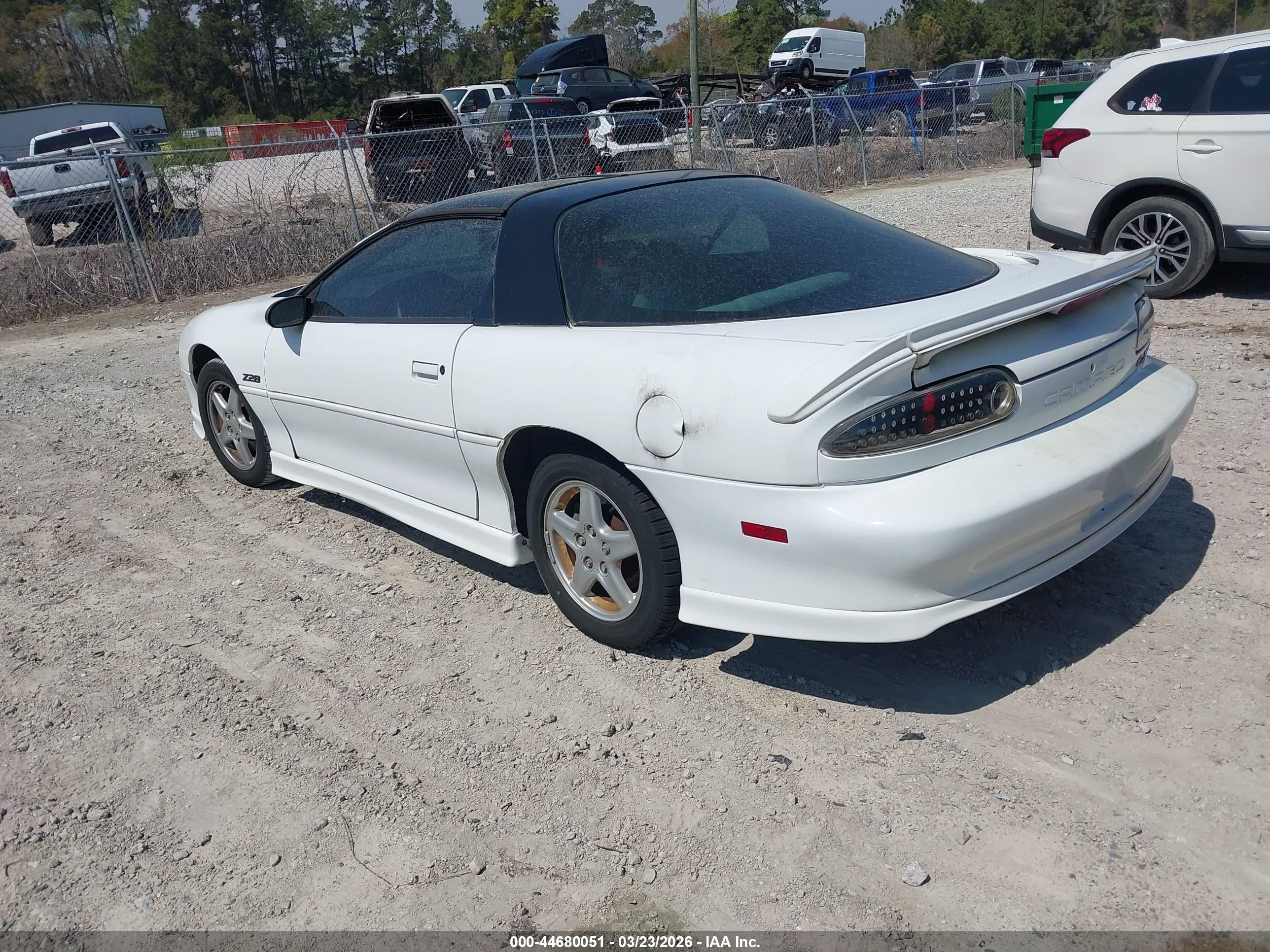 1999 Chevrolet Camaro Z28 White vin: 2G1FP22G2X2107399