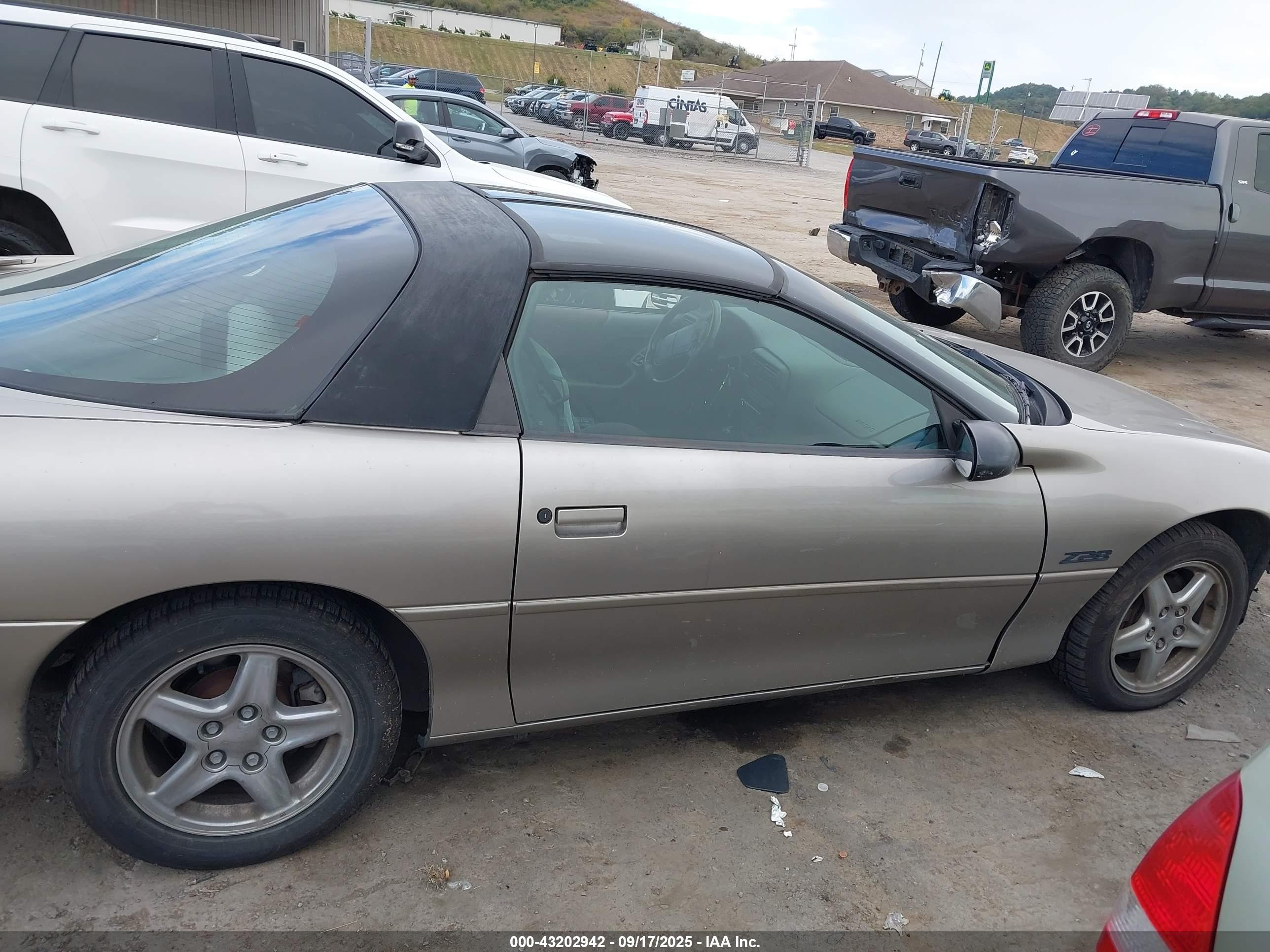 1998 Chevrolet Camaro Z28 Желто-коричневый vin: 2G1FP22G7W2149596