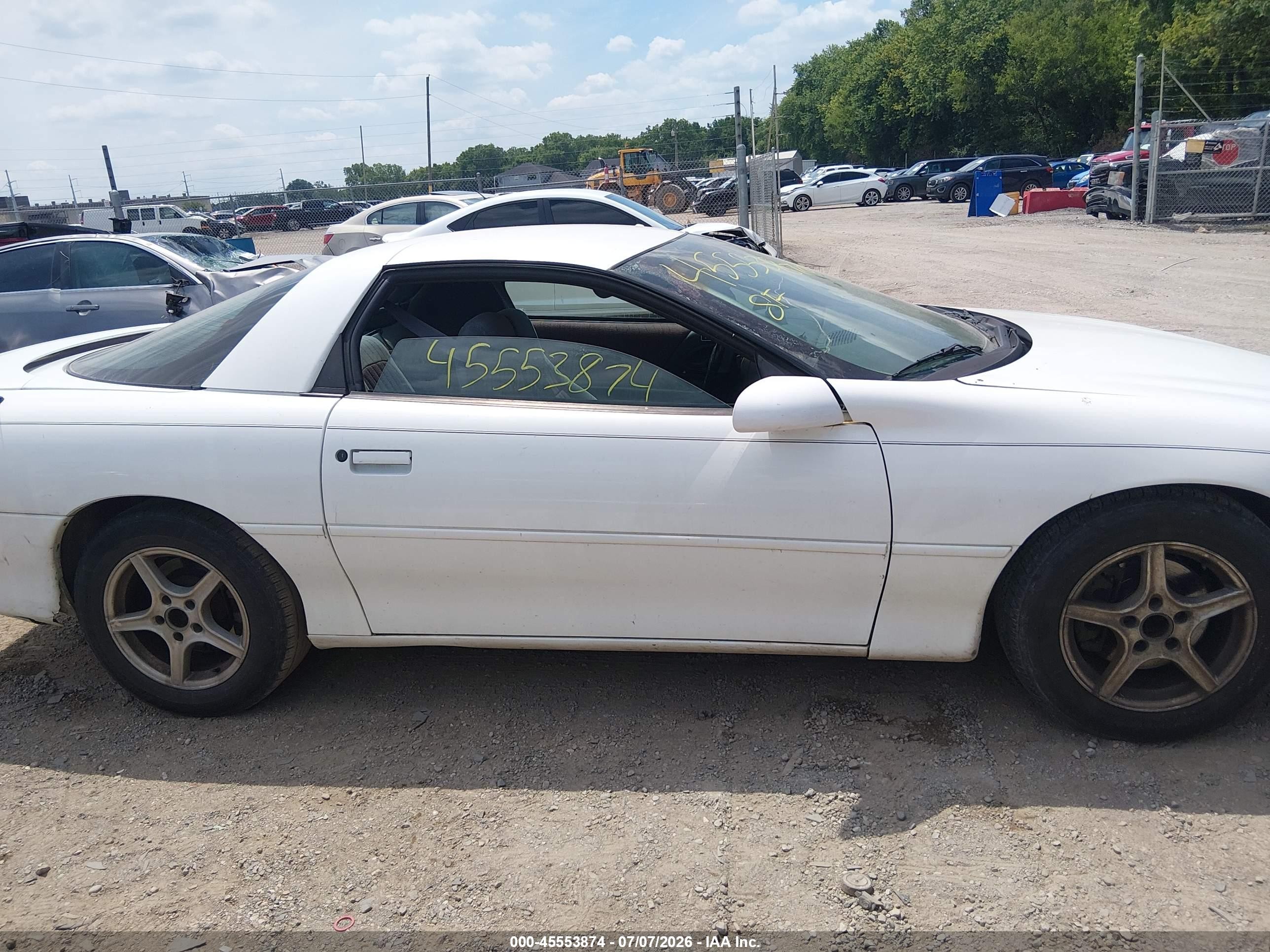 1998 Chevrolet Camaro   White vin: 2G1FP22K0W2132692
