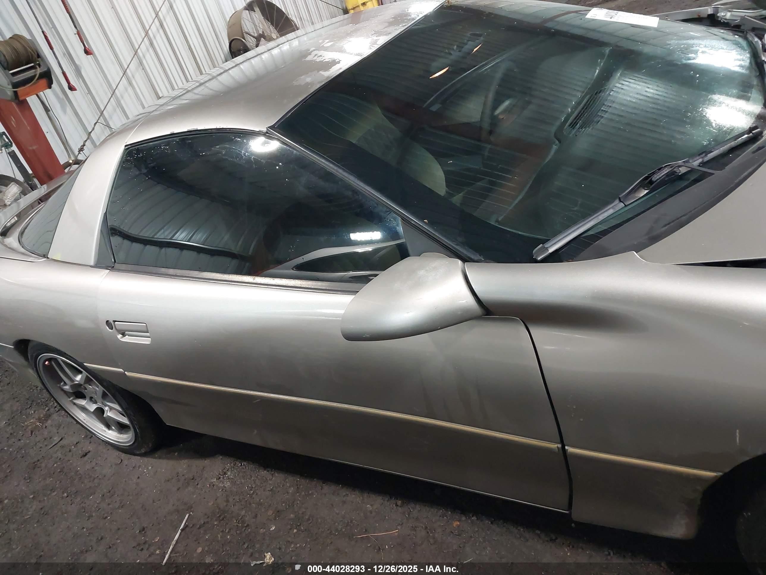 2002 Chevrolet Camaro   Коричневый vin: 2G1FP22K122109867