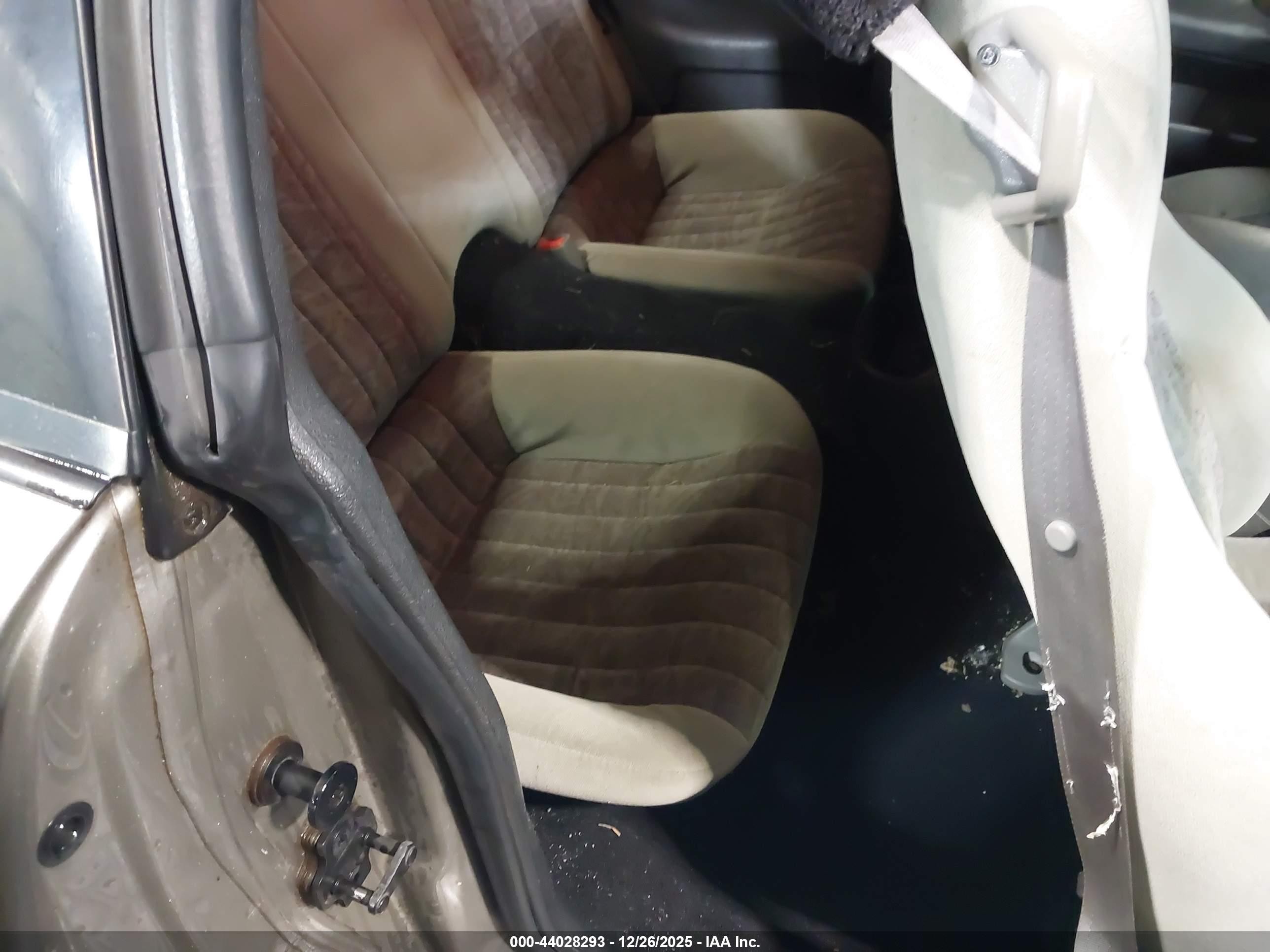 2002 Chevrolet Camaro   Коричневый vin: 2G1FP22K122109867